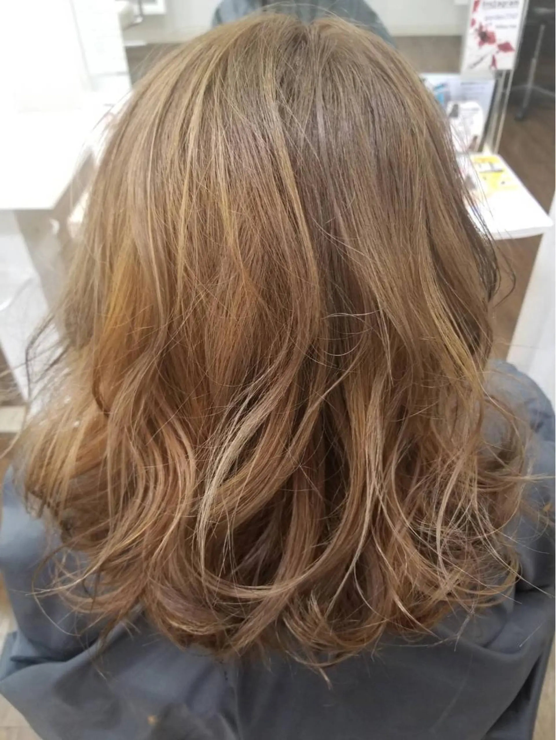 カラー アッシュ ブリーチ ミルクティーアッシュ ハイライト/インナー /ブリーチ/レイヤーのヘアスタイル