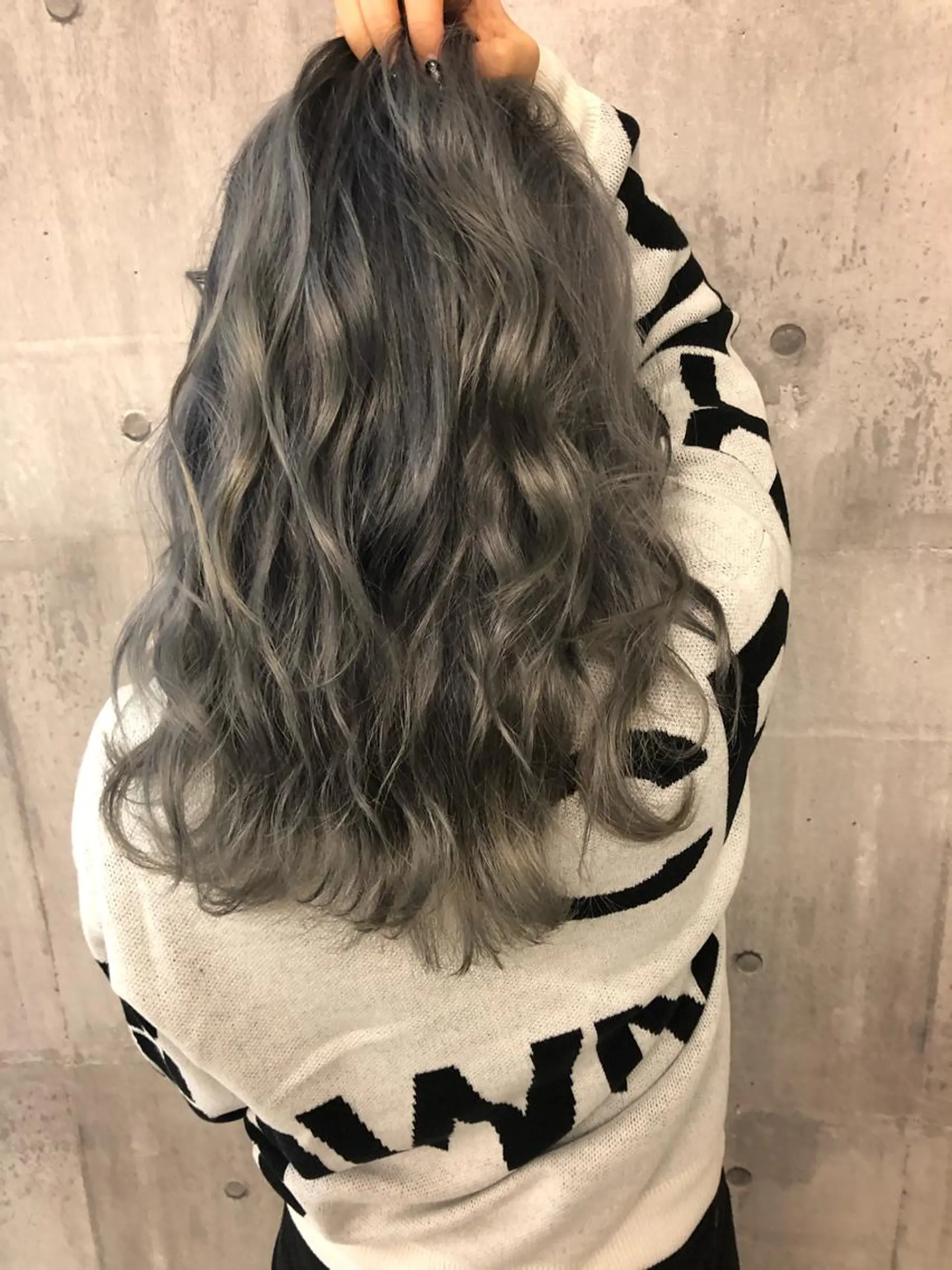 セミロング カラー シルバー ACRO梅田【アクロ】所属・縮毛矯正とカラーの人 倉友哉のヘアスタイル