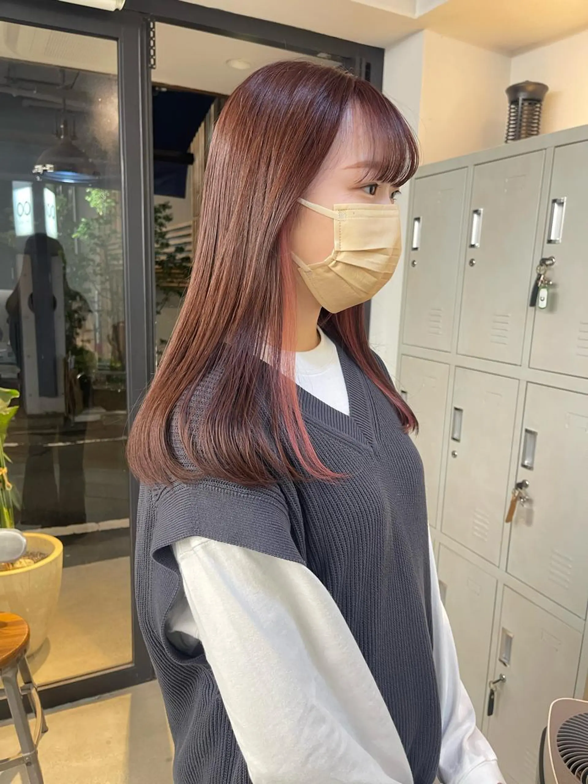 セミロング カラー イヤリングカラー ヘアカラー トリートメント 渋谷ケアブリーチ Suuのヘアスタイル