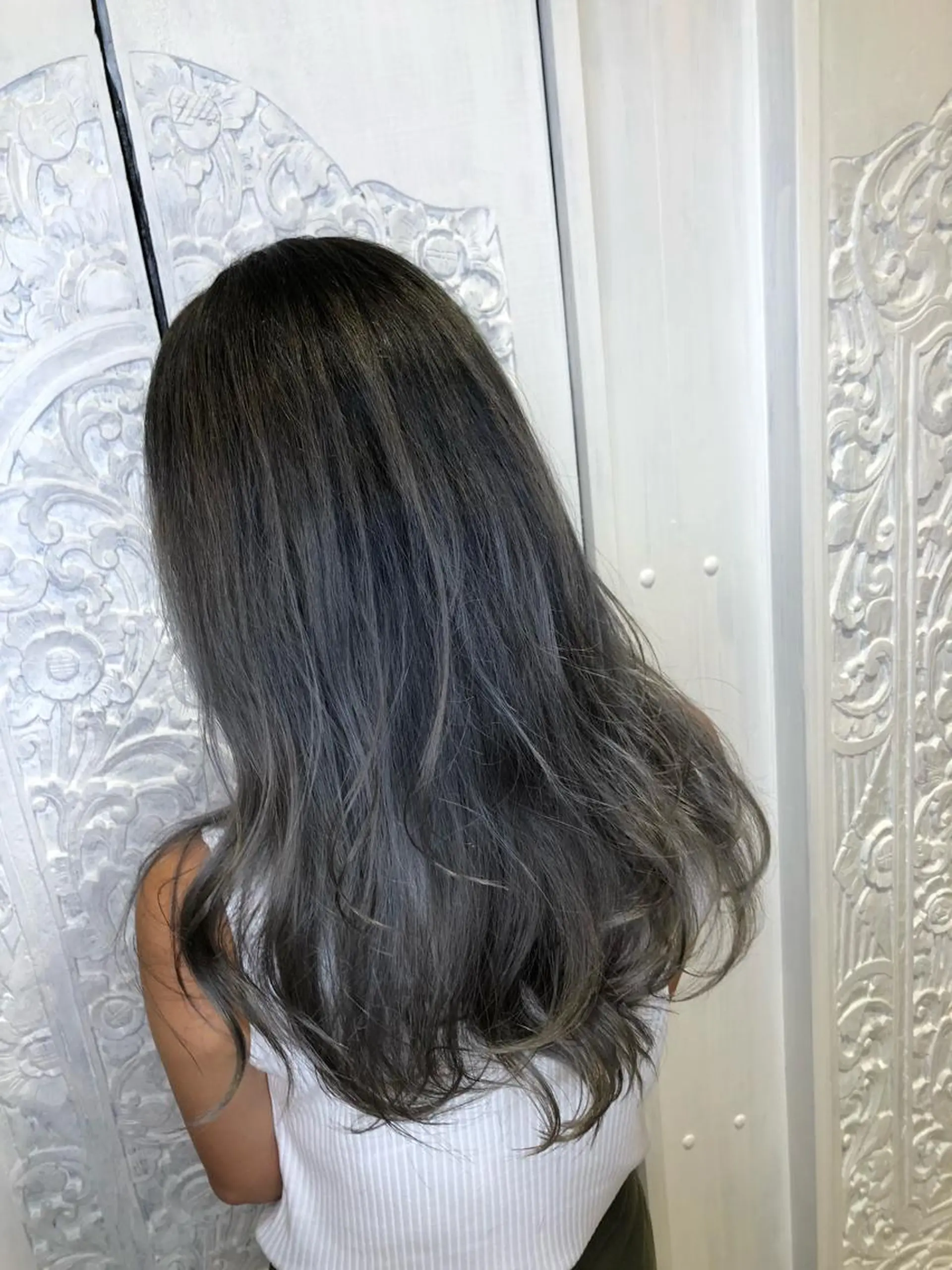 ロング カラー シルバー 宮下 愛璃紗のヘアスタイル