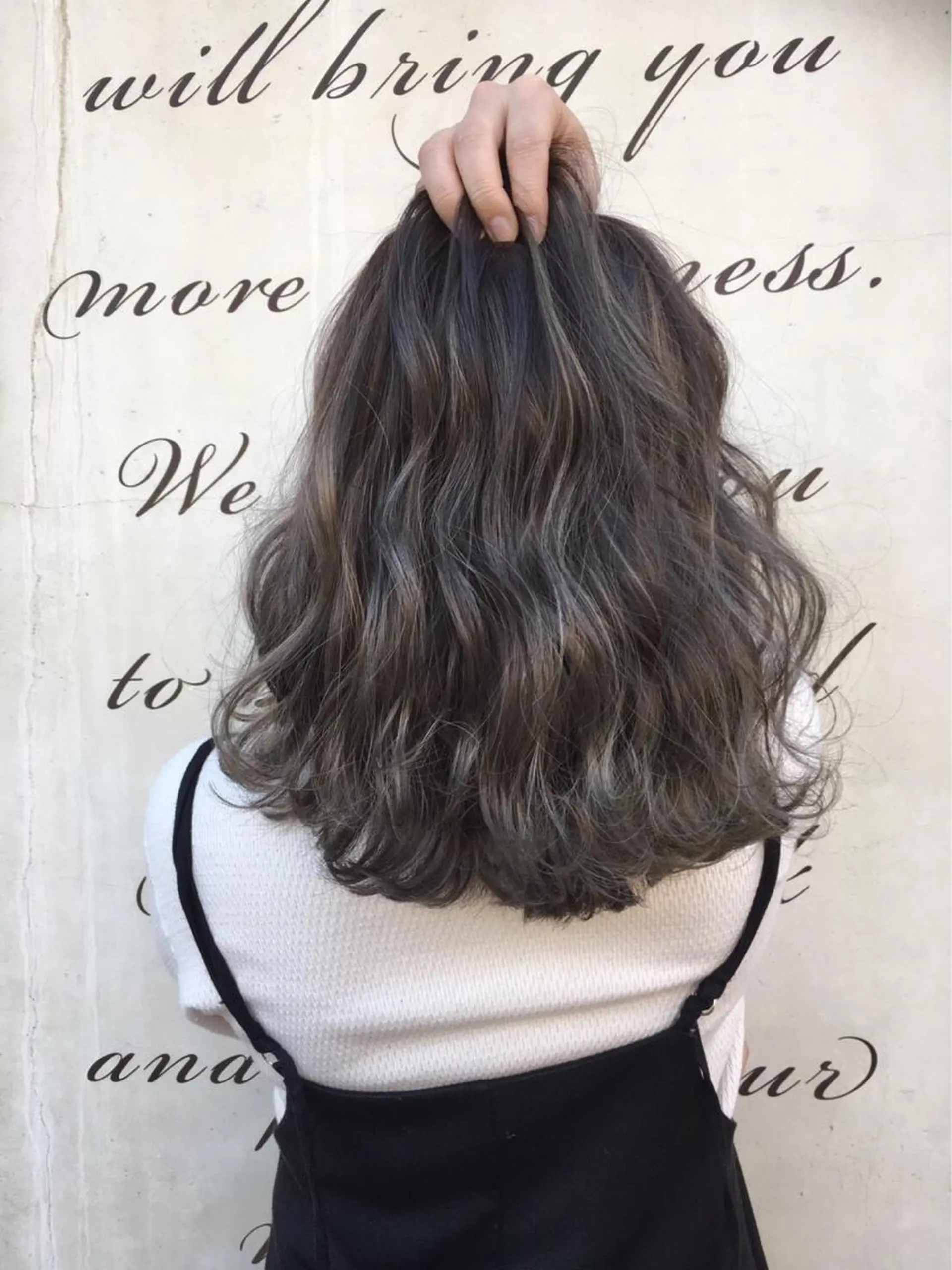 セミロング カラー グレージュ ハイライトカラー ハイライト 森 早希絵のヘアスタイル