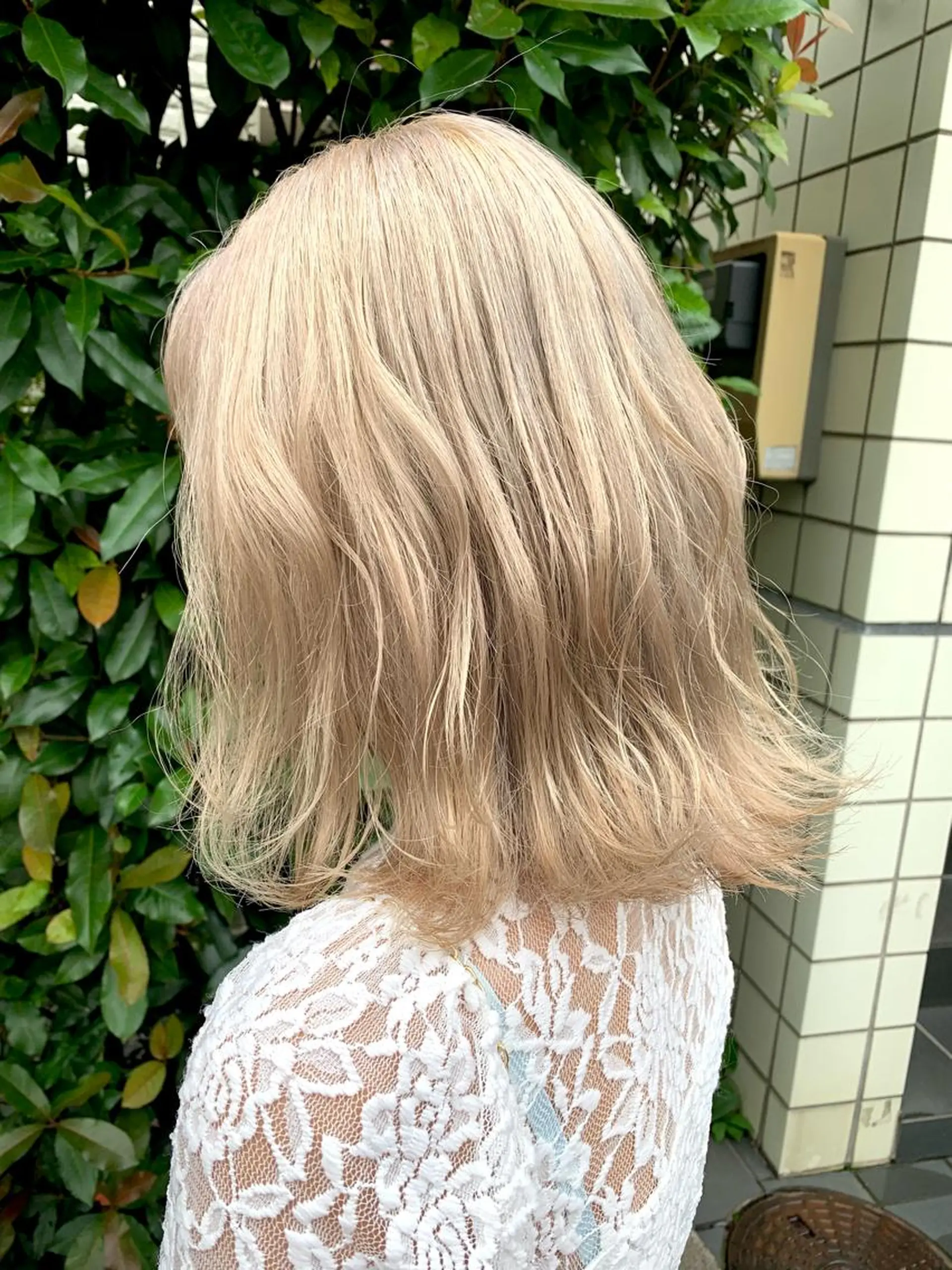 ミディアム ⭐ハイトーンブリーチ ミルクティーピンクのヘアスタイル