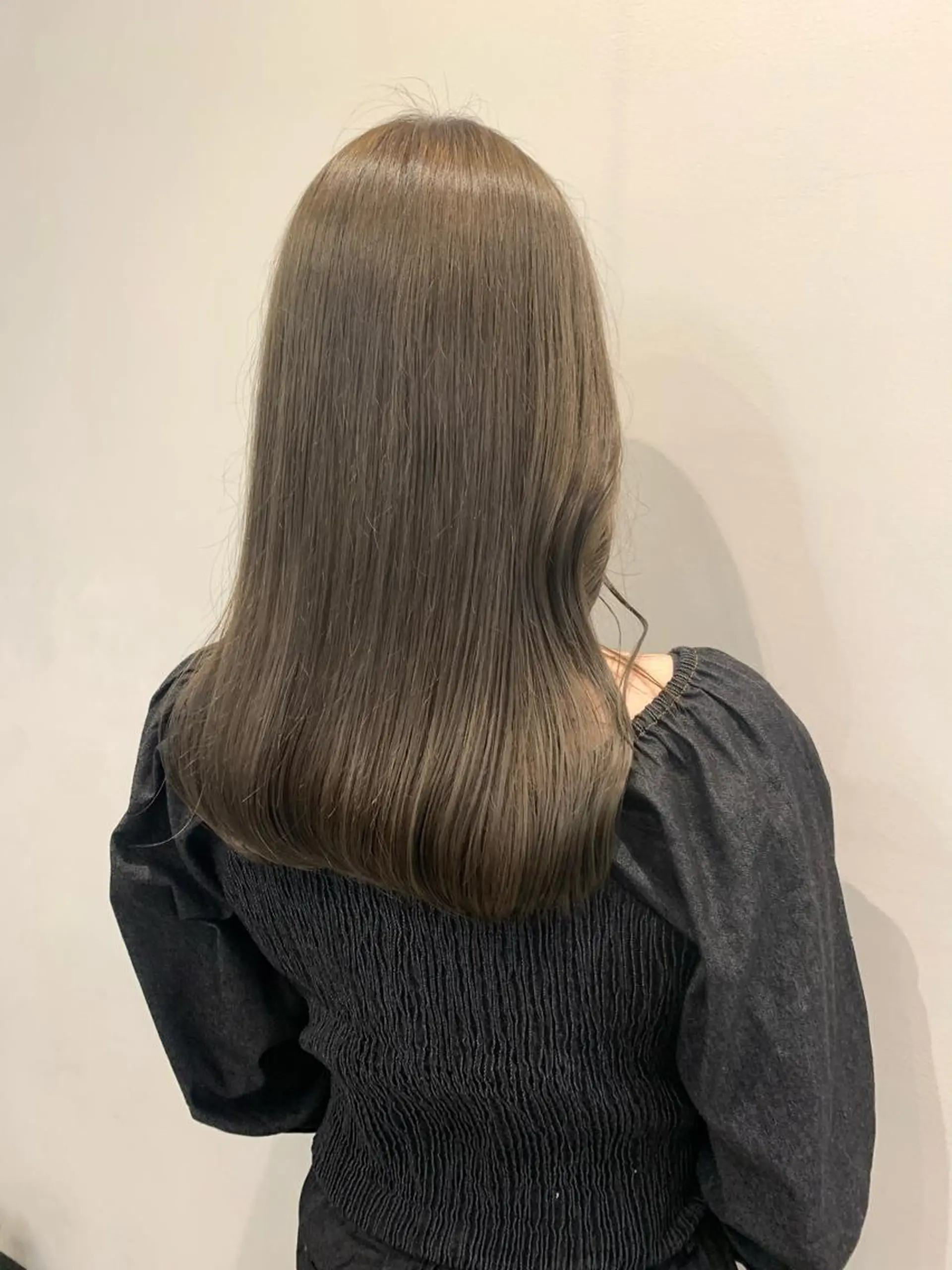 ミディアム カラー ベージュカラー ブリーチ 透明感カラー オリーブベージュ 吉川 陽菜のヘアスタイル