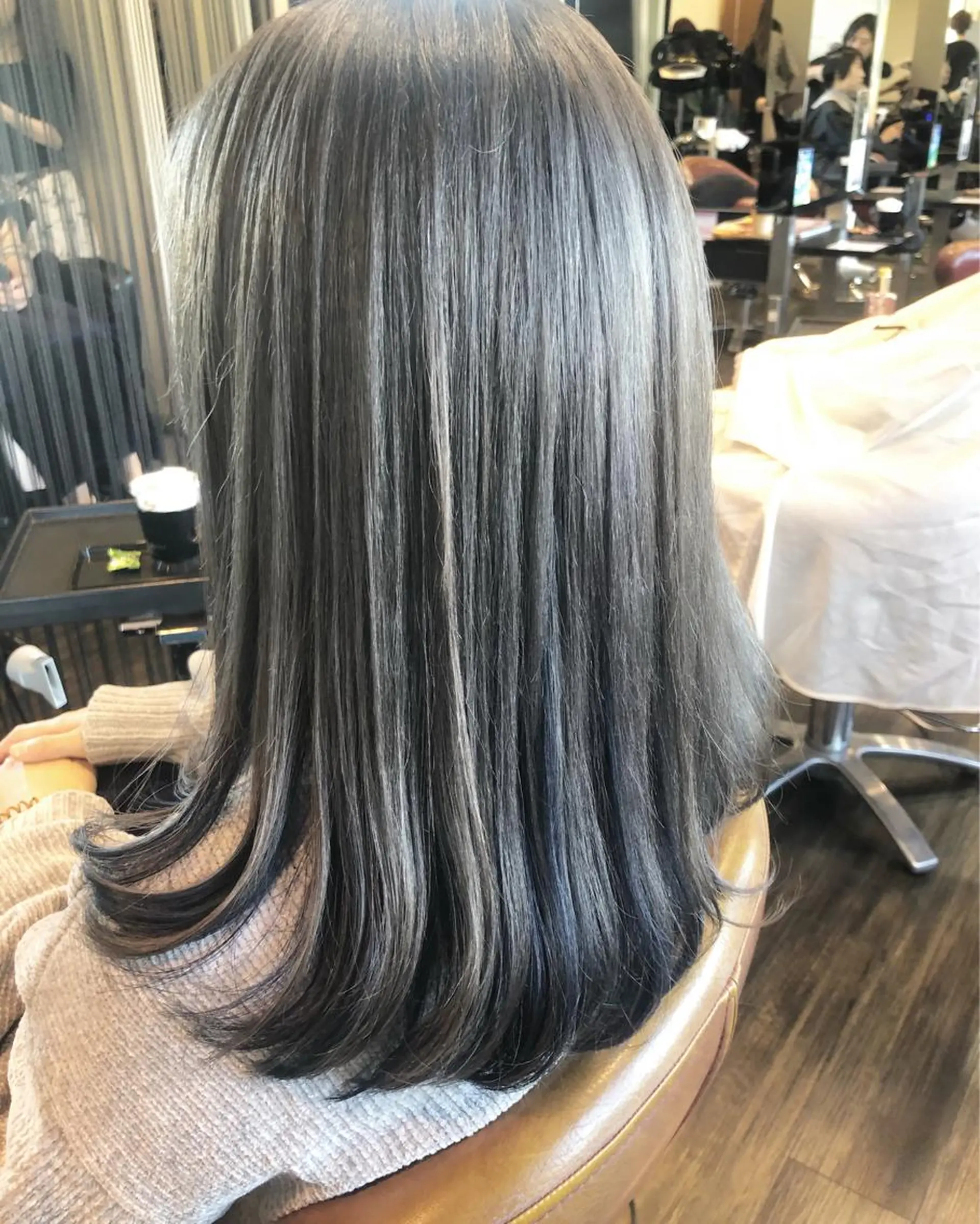 ミディアム カラー シルバー カット ヘアカラー 西本 夏美のヘアスタイル