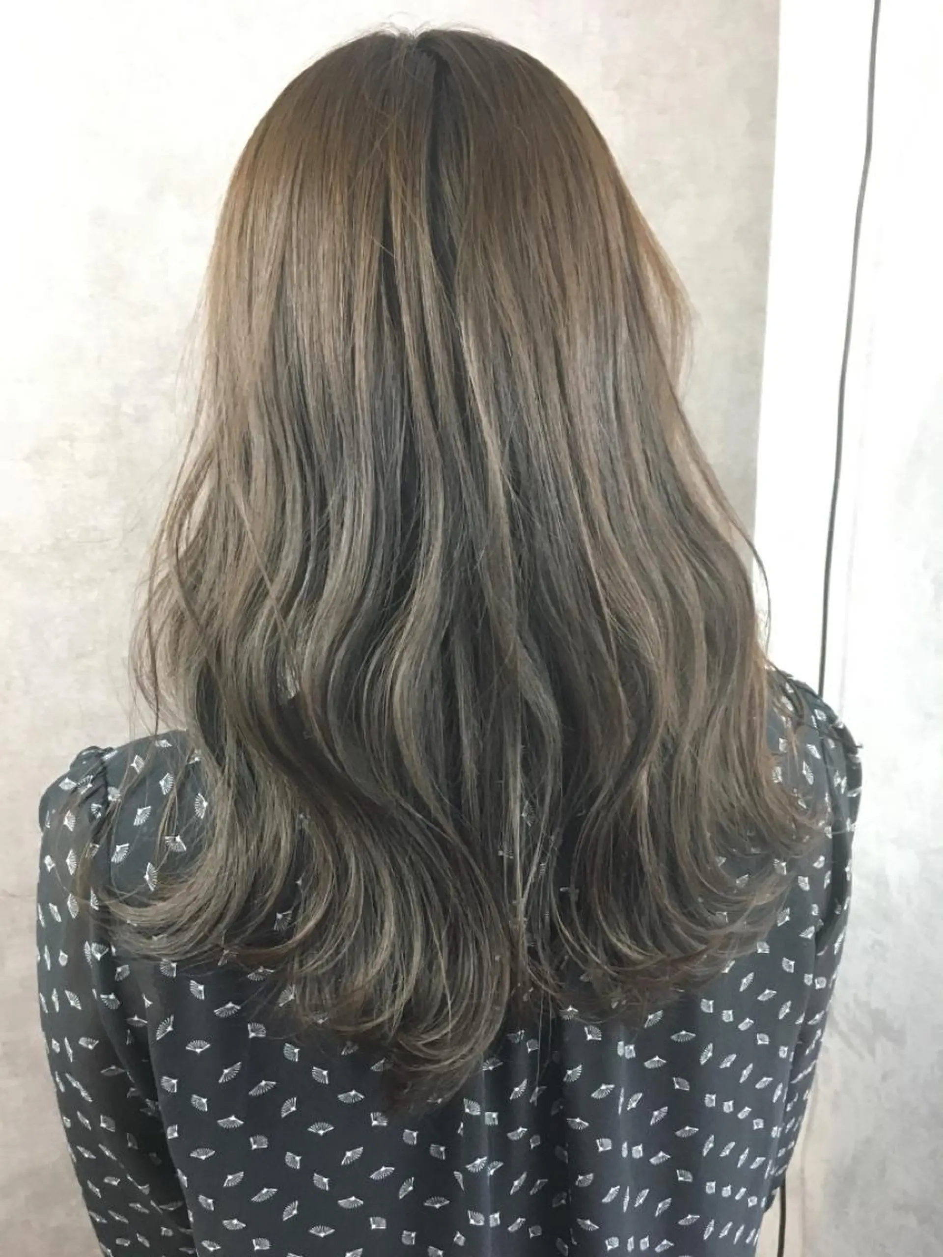 セミロング カラー ツイストスパイラル パーマ🟡KYOUのヘアスタイル