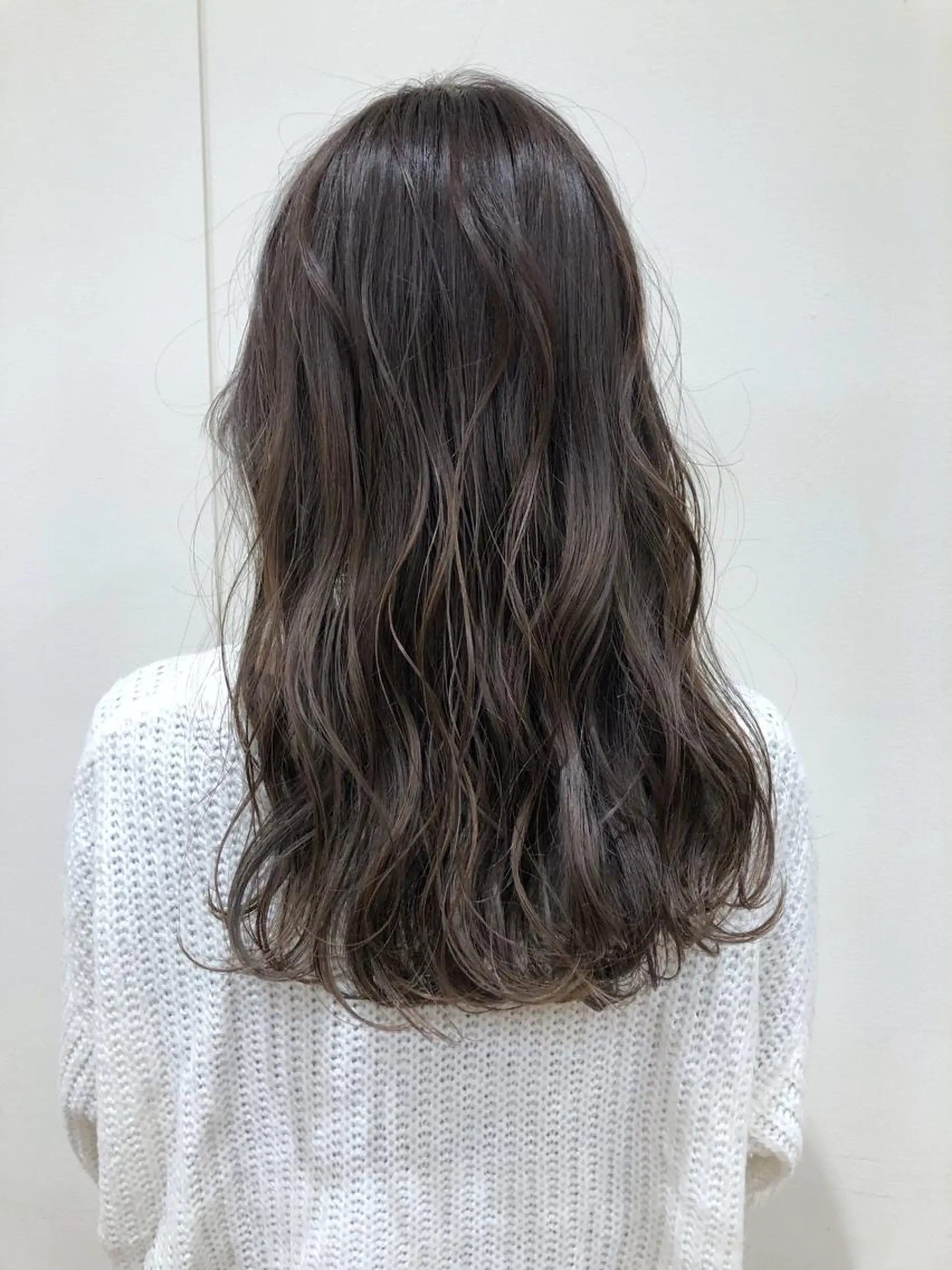 セミロング カラー グレージュ ハイライトカラー ハイライト ケアブリーチ 坪井佑樹のヘアスタイル