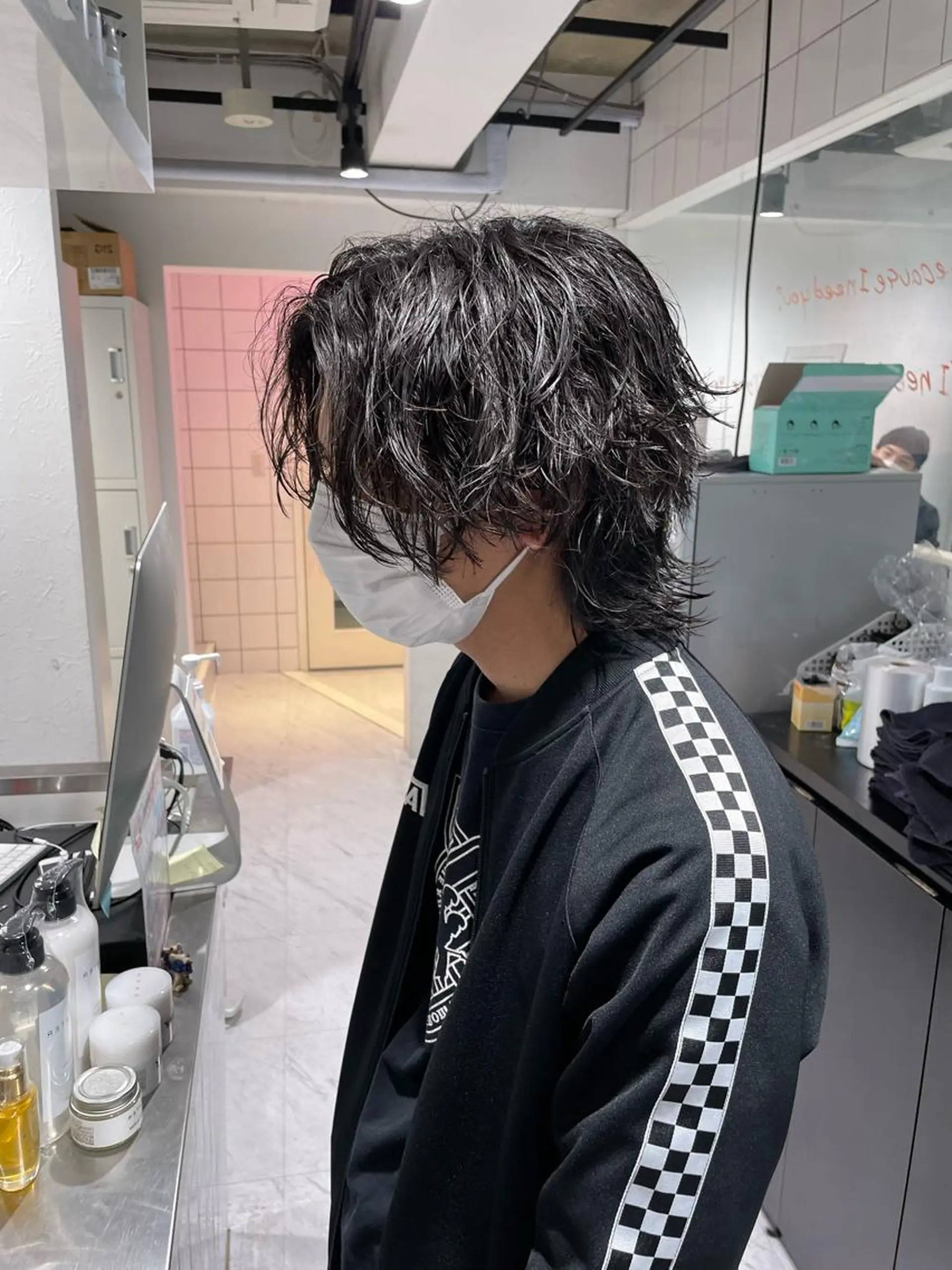 ミディアム カラー パーマ ヘアアレンジ メンズ ミディアムパーマ センターパート マッシュ メンズパーマ 学生（メンズ向け） 顔まわりカット の達人のヘアスタイル