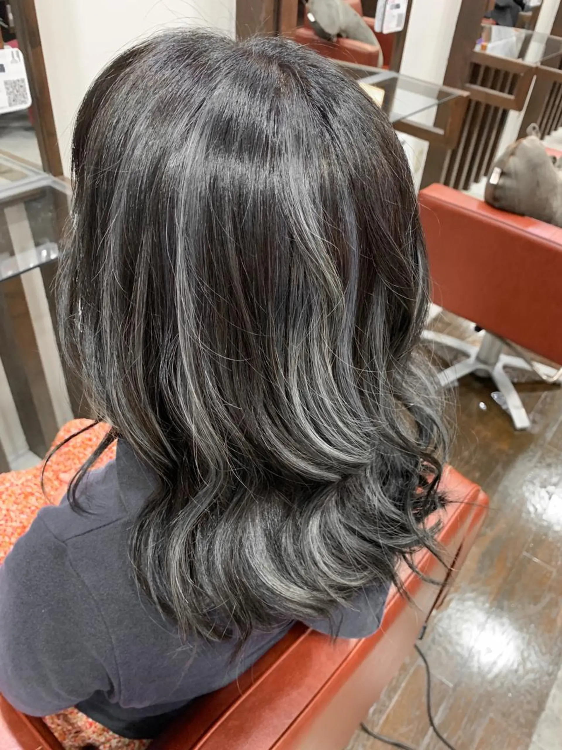 ロング ヘアカラー アダチ コウスケのヘアスタイル