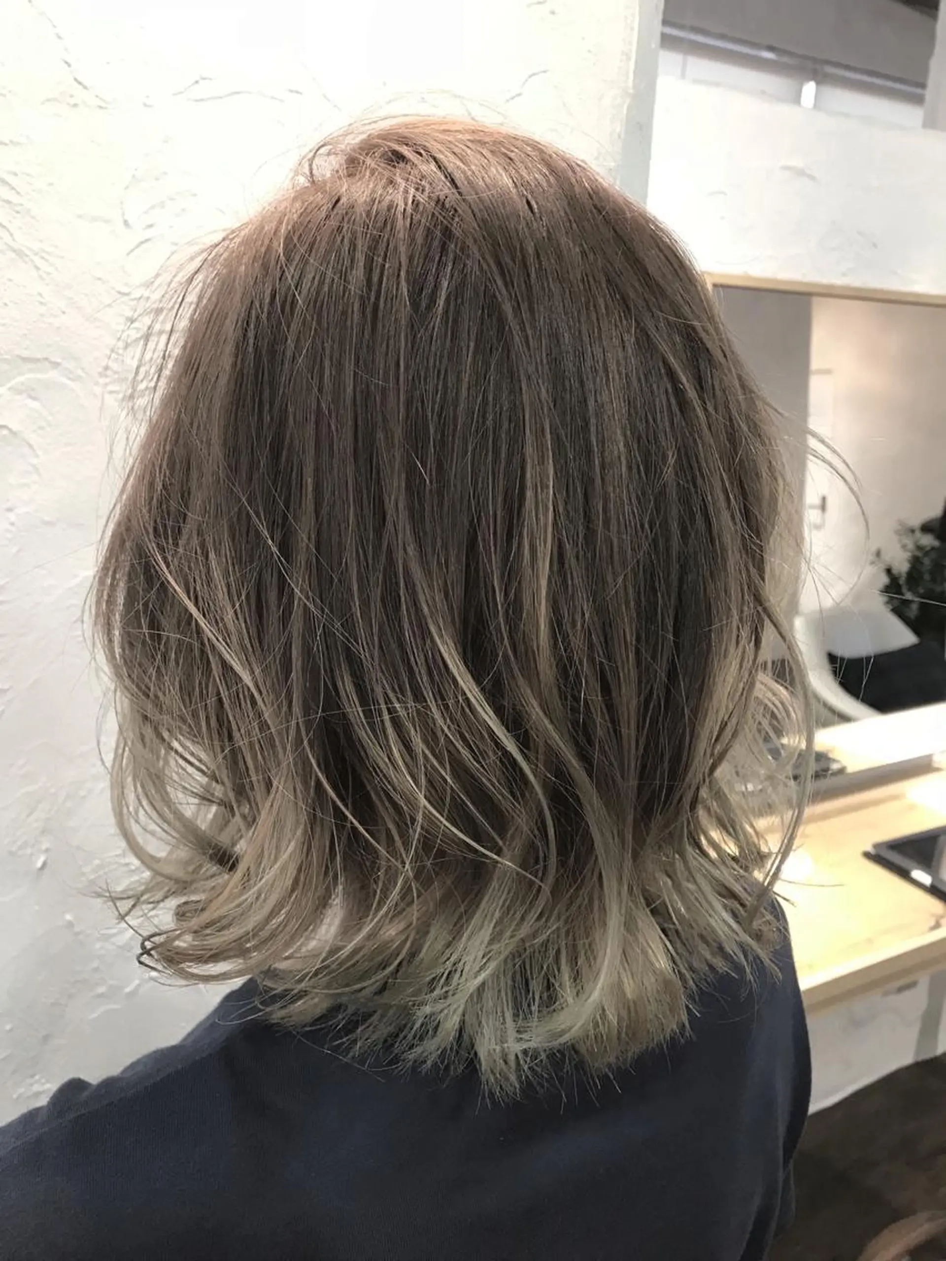 ショート カラー グラデーションカラー グレージュ ハイライトカラー ハイトーンカラー ミルクティーグレージュ 伊藤 優希のヘアスタイル