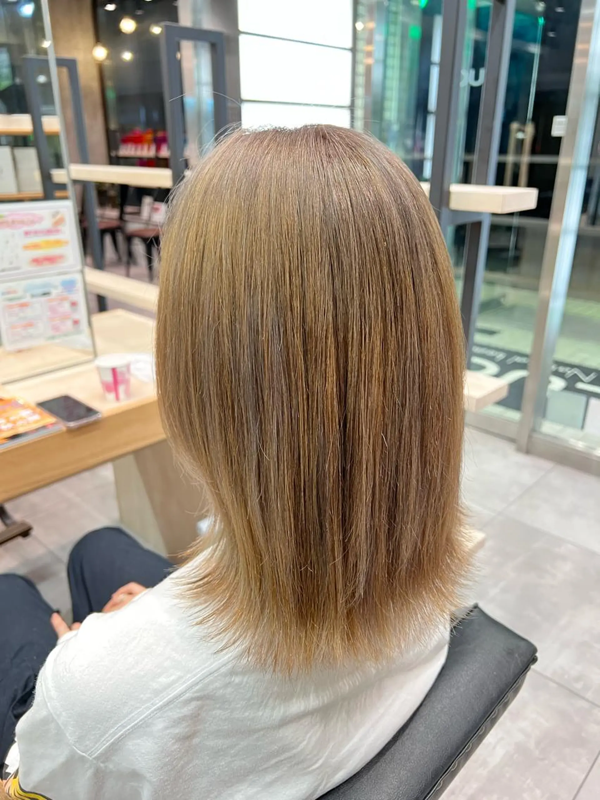 ミディアム カラー ベージュカラー ブリーチ 透明感カラー ミルクティーベージュ 🌞レイヤー×カラー 前川那津美🌞のヘアスタイル