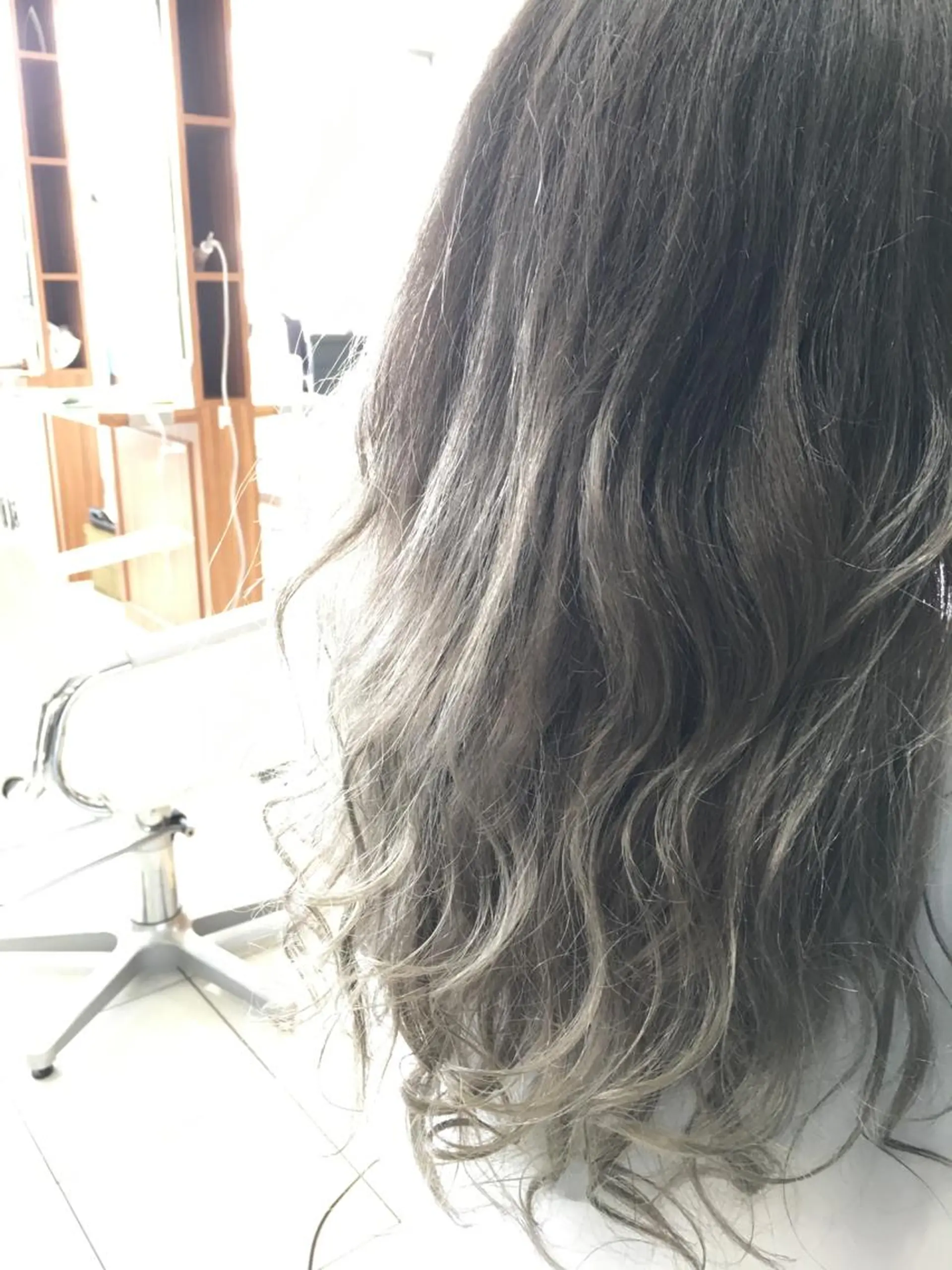 セミロング カラー 縮毛矯正 トリートメント 白髪ぼかしハイライト 柳川拓哉のヘアスタイル