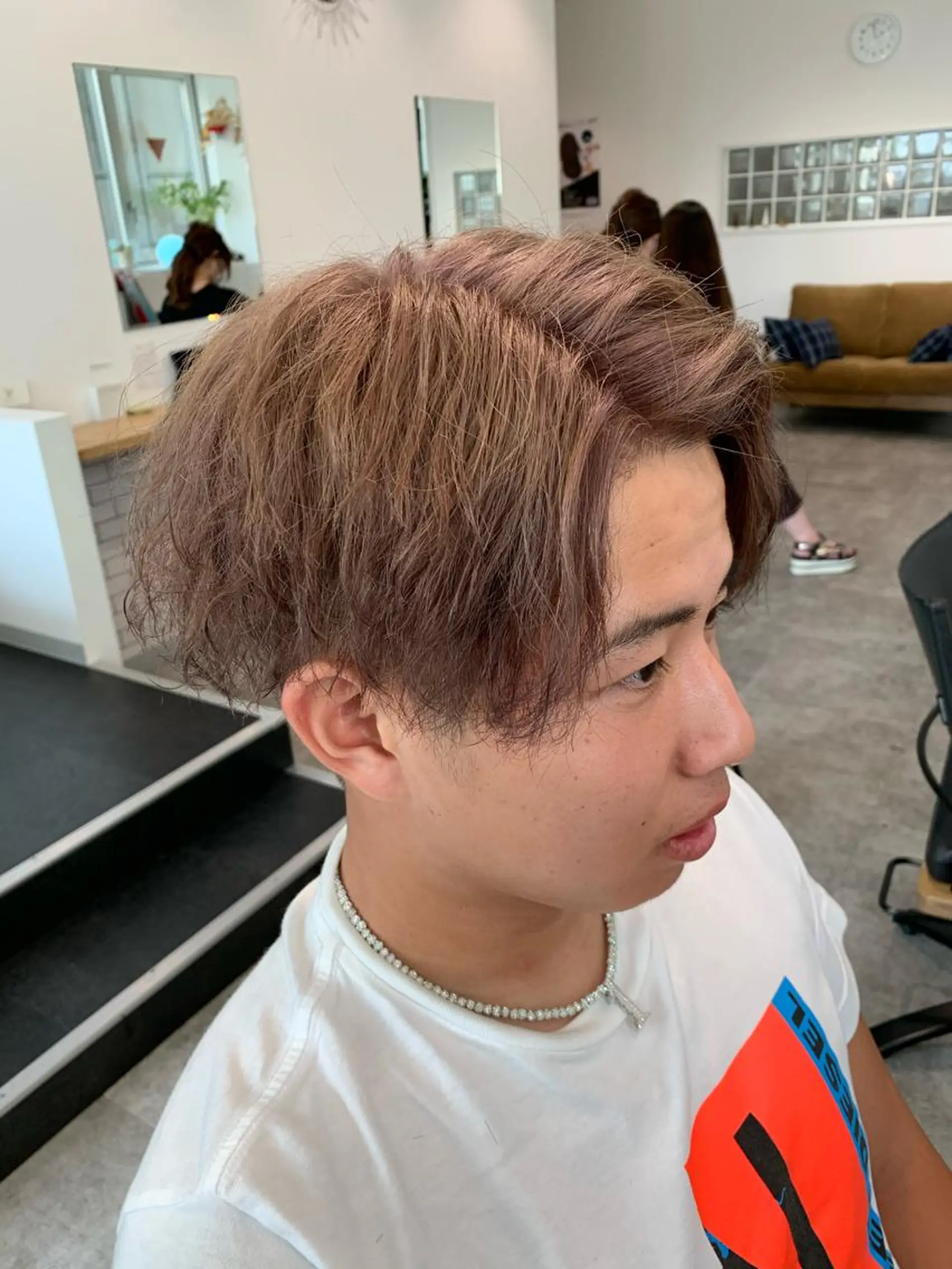 ショート カット ヘアカラー ヨシミ カズヤのヘアスタイル