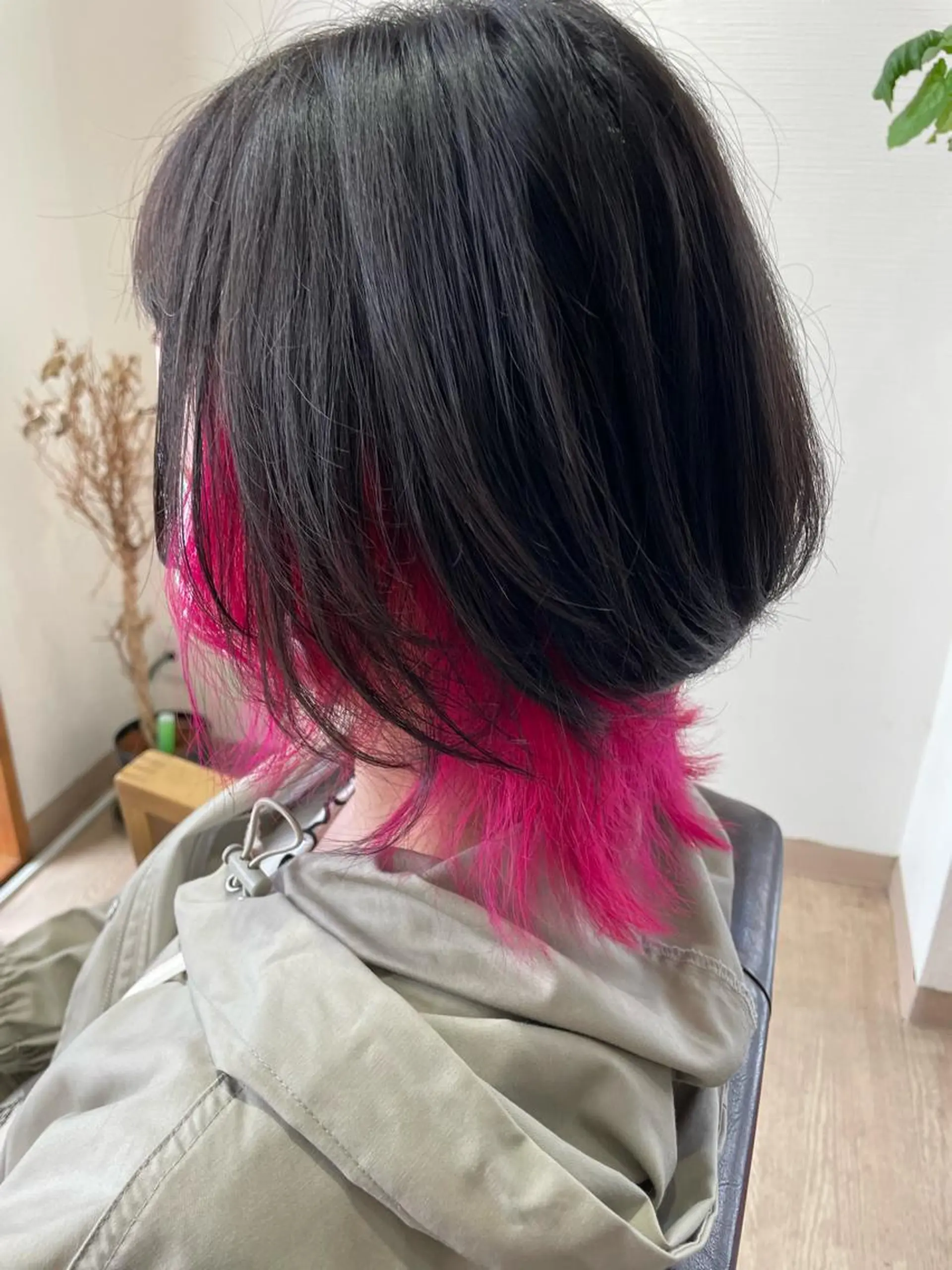 ミディアム カラー インナーカラー ピンクカラー ウルフカット ALOHANA 津店所属・TSUBASA▫️ ブリーチ#エクステのヘアスタイル