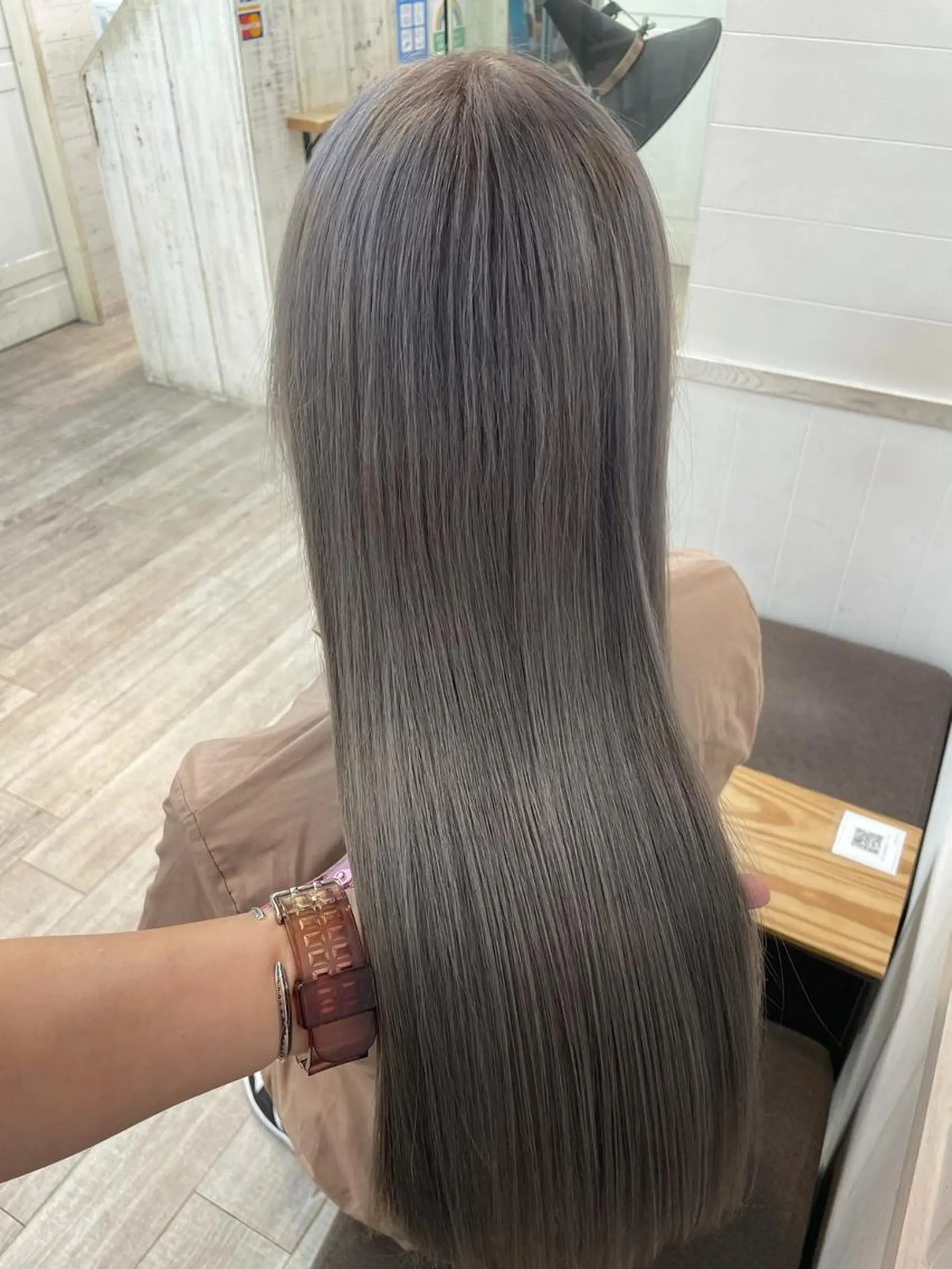 ロング カラー パーマ ヘアアレンジ ロングレイヤー アッシュ アッシュブラック ベージュカラー 黒髪 newi saLyu ネウィ　サリューのヘアスタイル
