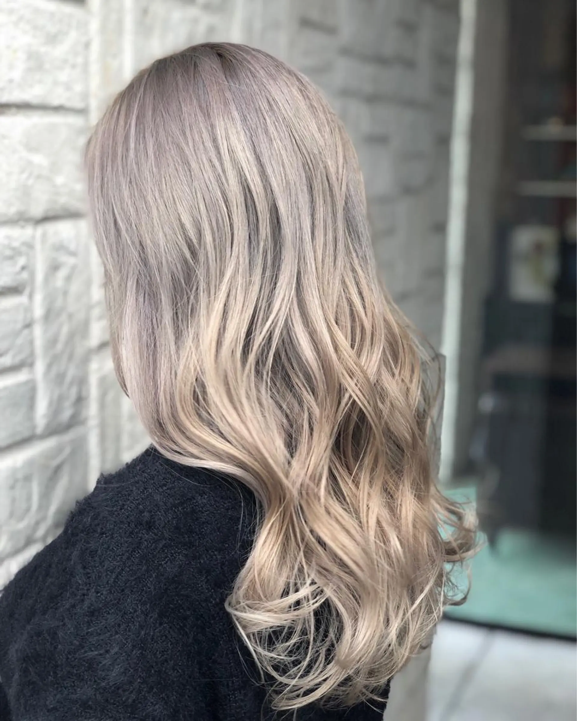 ロング カラー ミルクティーカラー グレージュ　高山慧輔のヘアスタイル