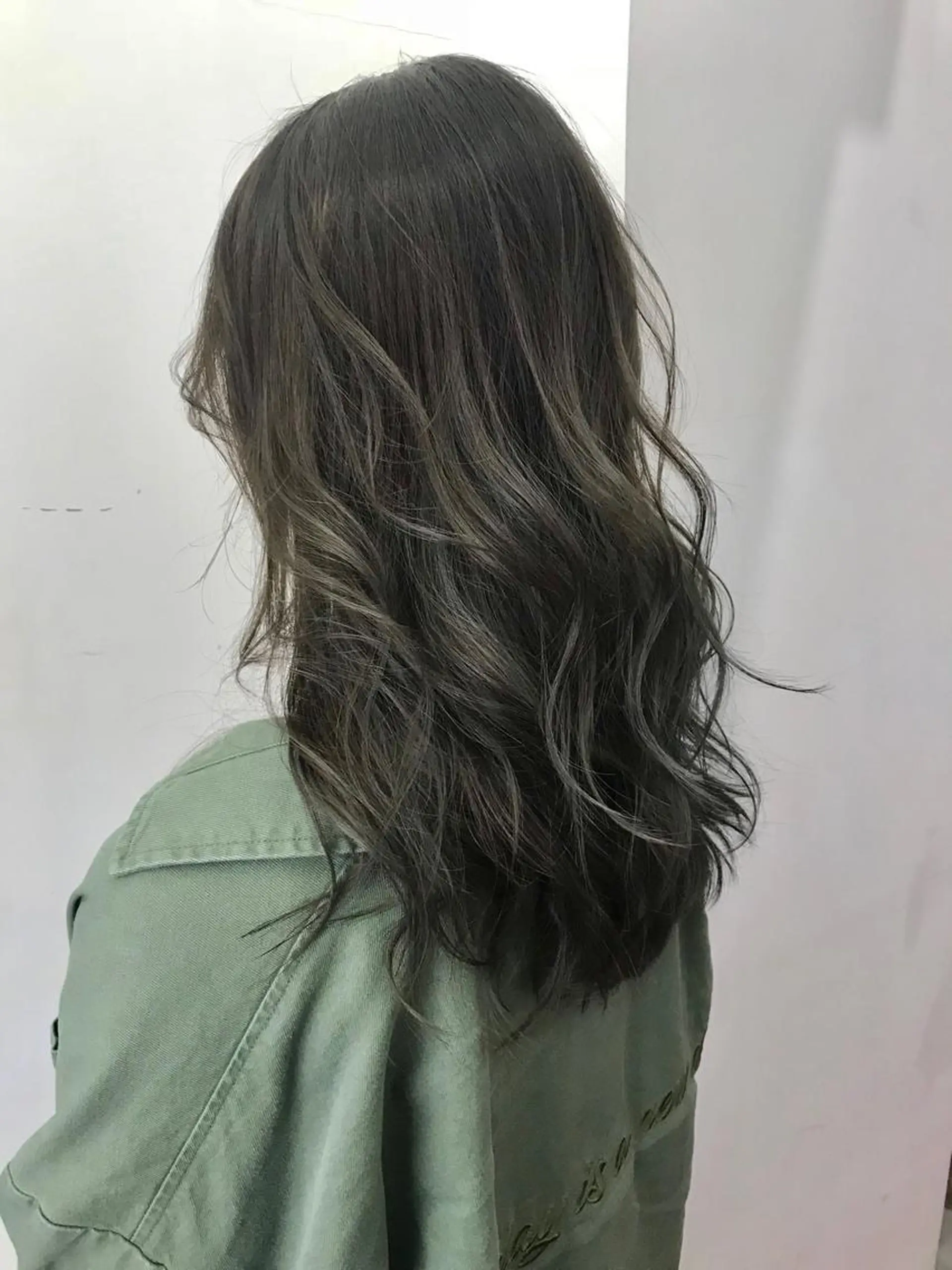 ロング カラー グレージュ ハイライトカラー カーキグレージュ ハイライト エクステ（レミー毛） NINEのヘアスタイル