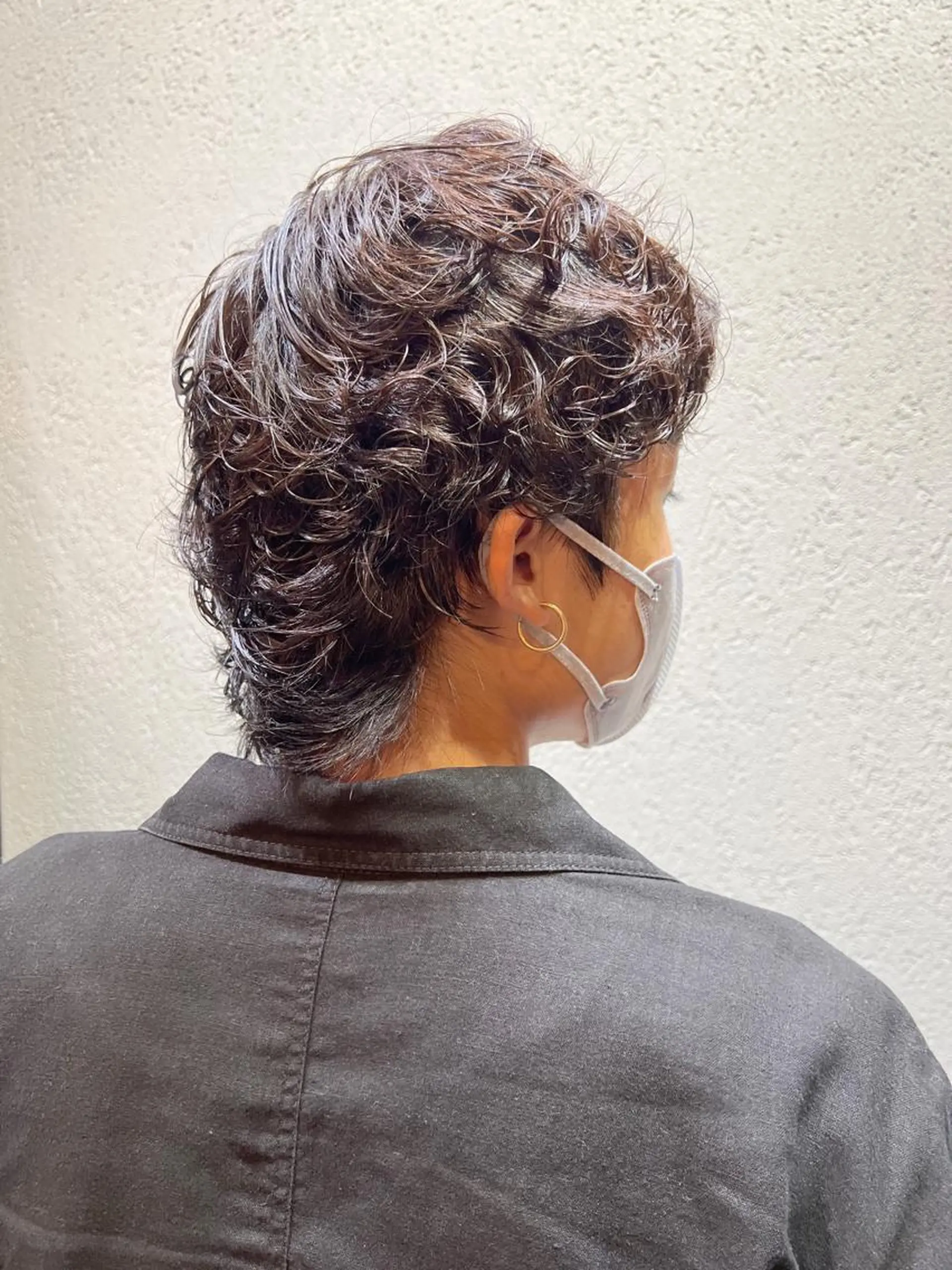 ショート パーマ メンズ メンズウルフカット 外ハネヘア ウルフカット ノイシキ サキのヘアスタイル