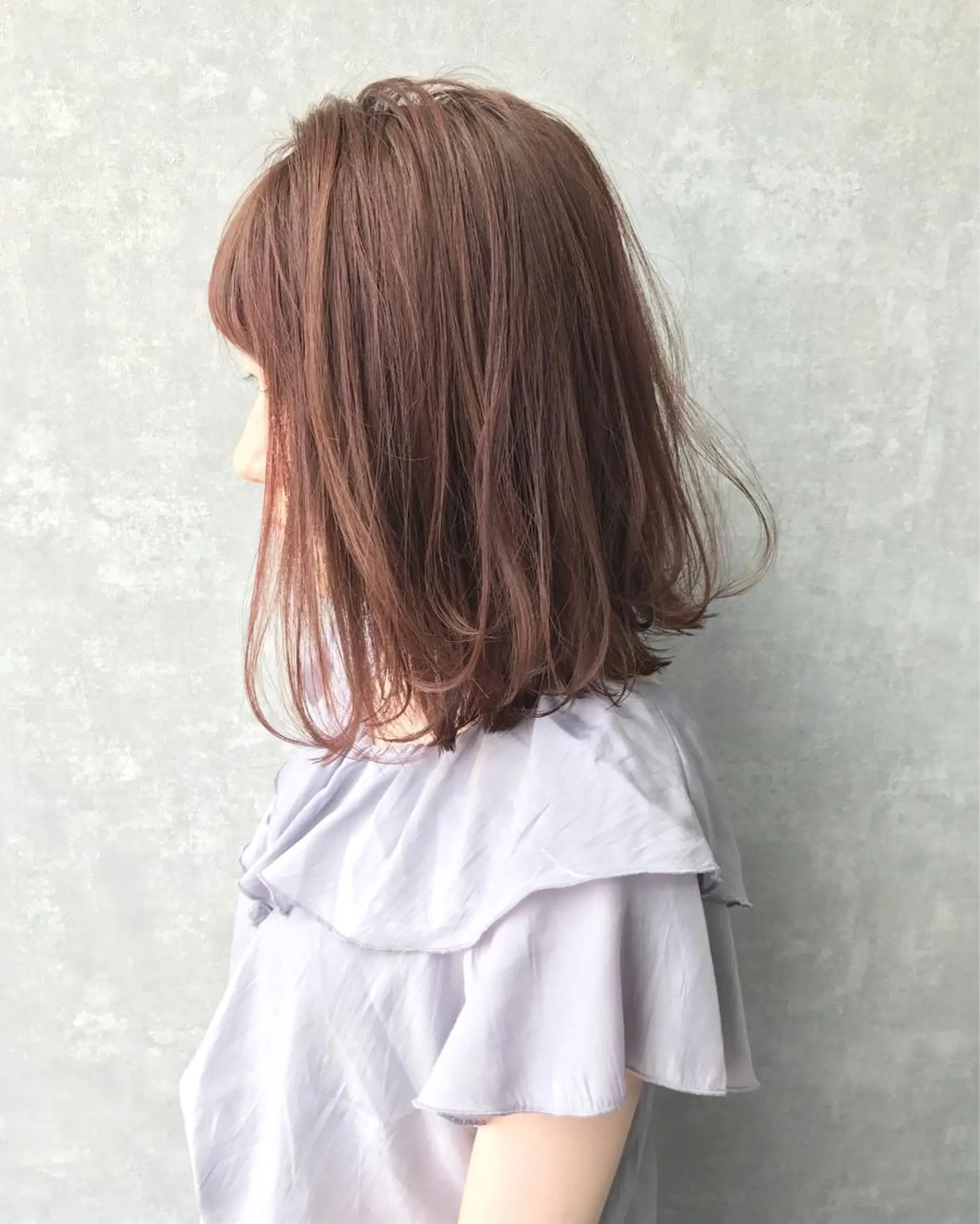 ミディアム カラー ベージュカラー TOMOYAレイヤー ブリーチ縮毛矯正のヘアスタイル