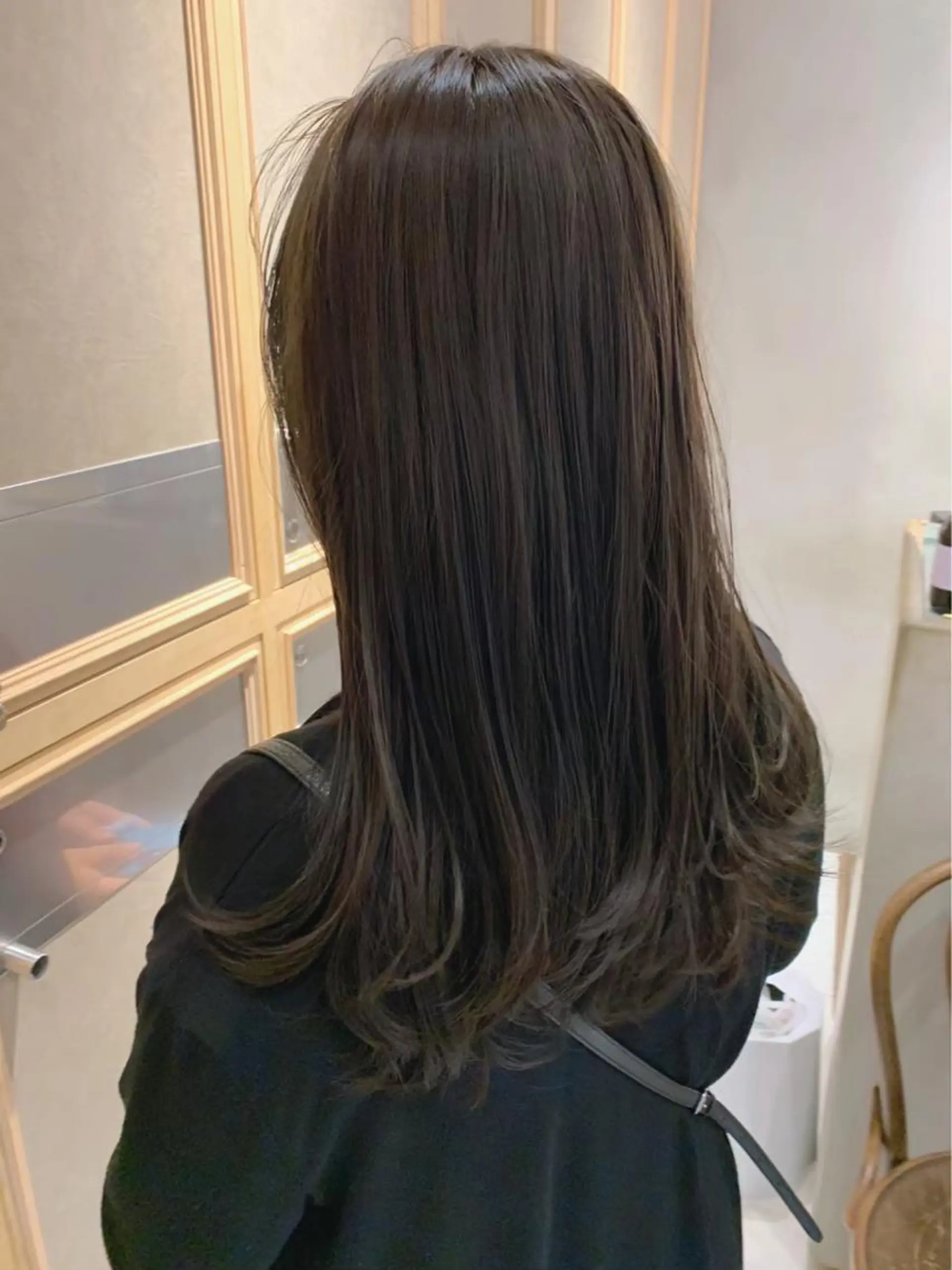 セミロング カラー 暗髪🐈‍⬛艶髪☔︎ 愛弥のヘアスタイル