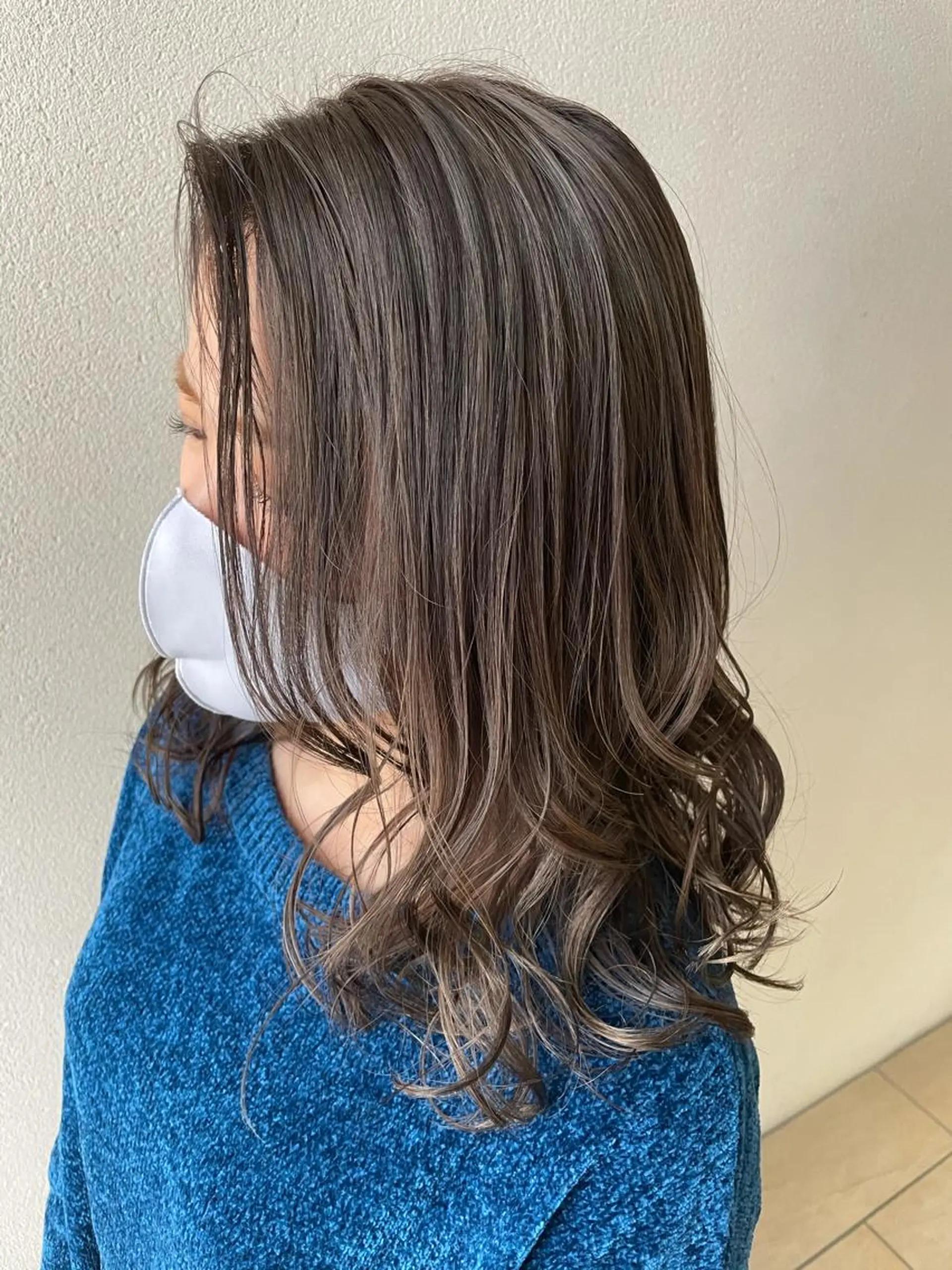 セミロング カラー アッシュ アッシュグレー アッシュグレージュ ブリーチ グレージュ 沢田 瞳のヘアスタイル