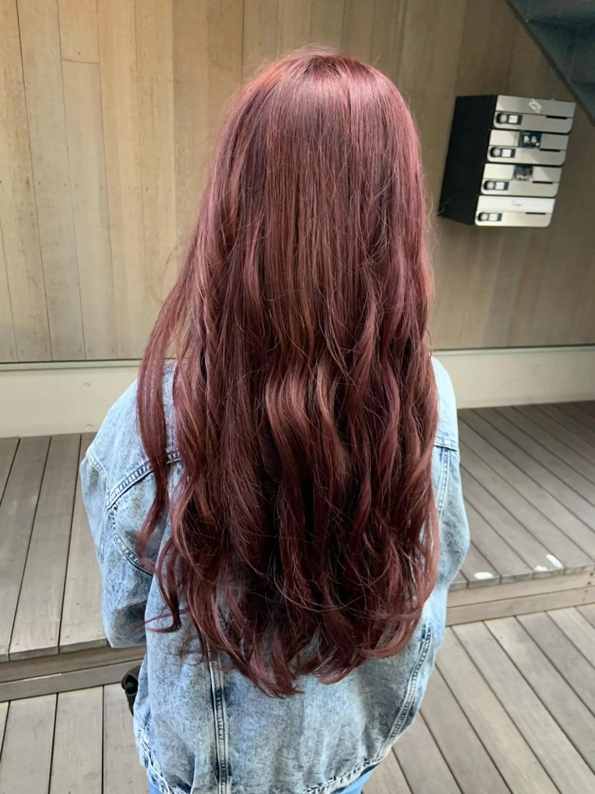 ロング カラー パーマ ヘアアレンジ カシス ピンクカラー ハイトーンカラー🤍 山下 優華のヘアスタイル