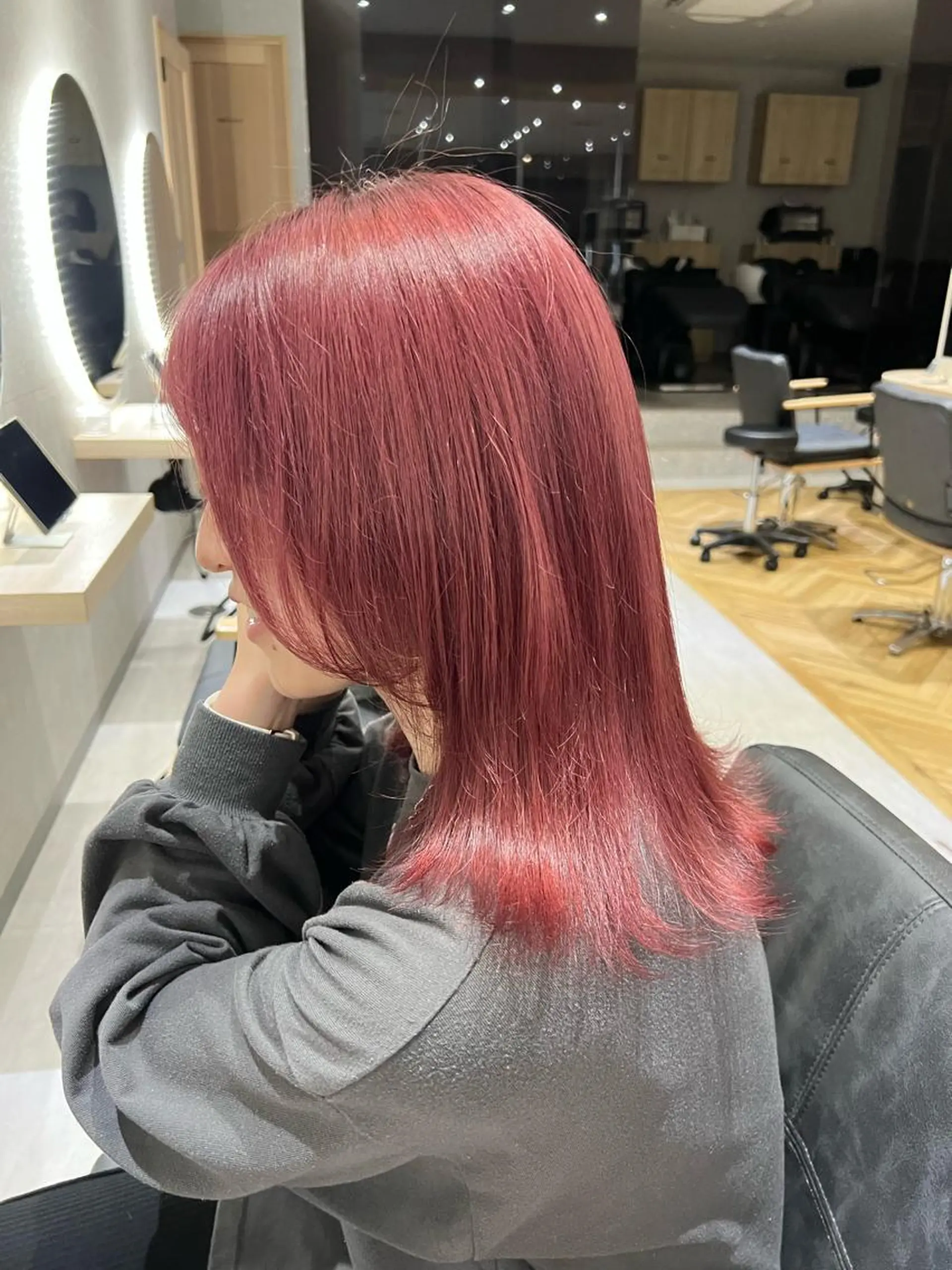 ミディアム カラー ヘアカラー 韓国🇰🇷レイヤー 映える顔周り🩷のヘアスタイル