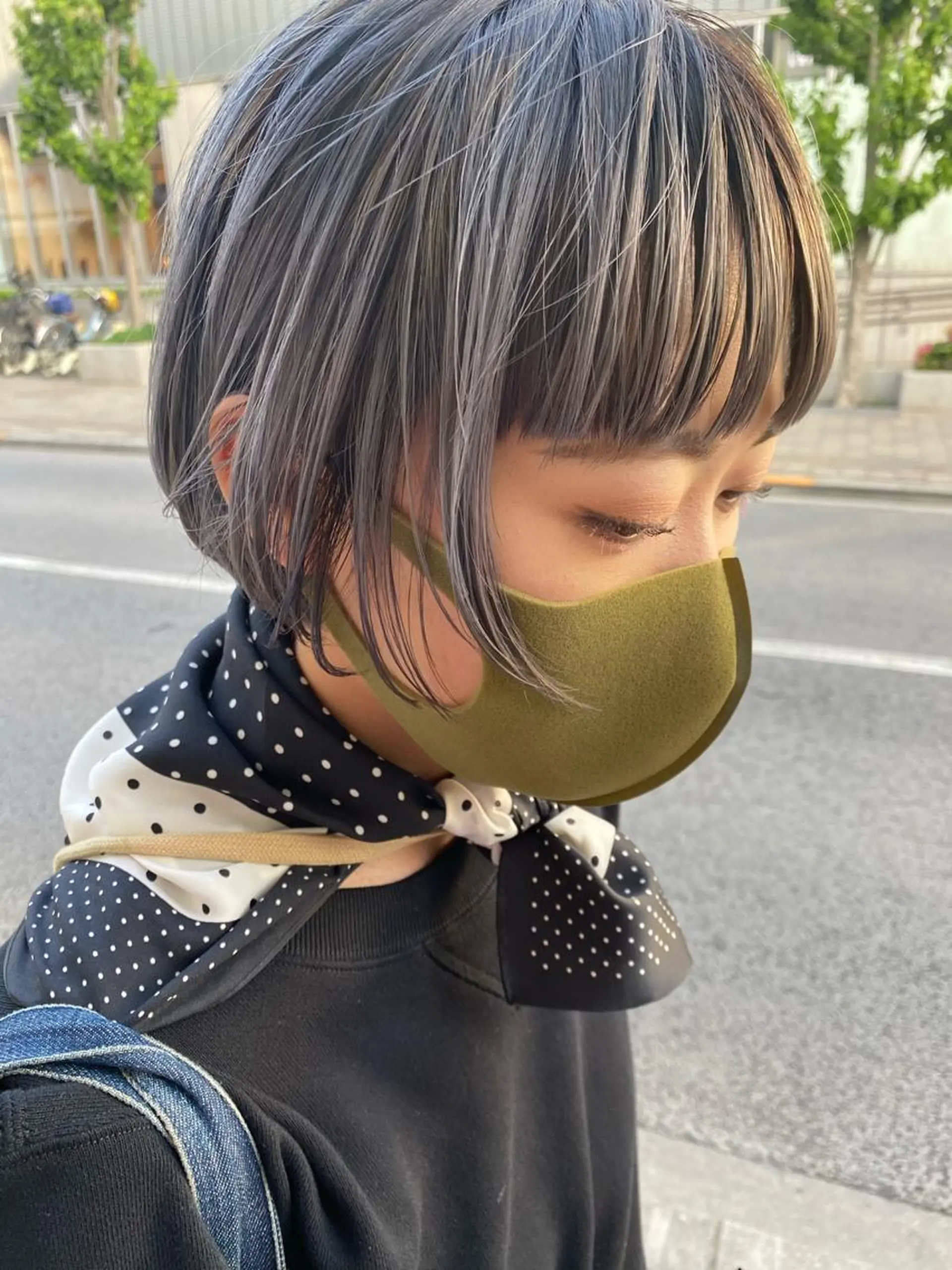 ショート カラー ブリーチ シルバー ホワイトシルバー レイヤー/ベージュ カラー/ハシモトのヘアスタイル