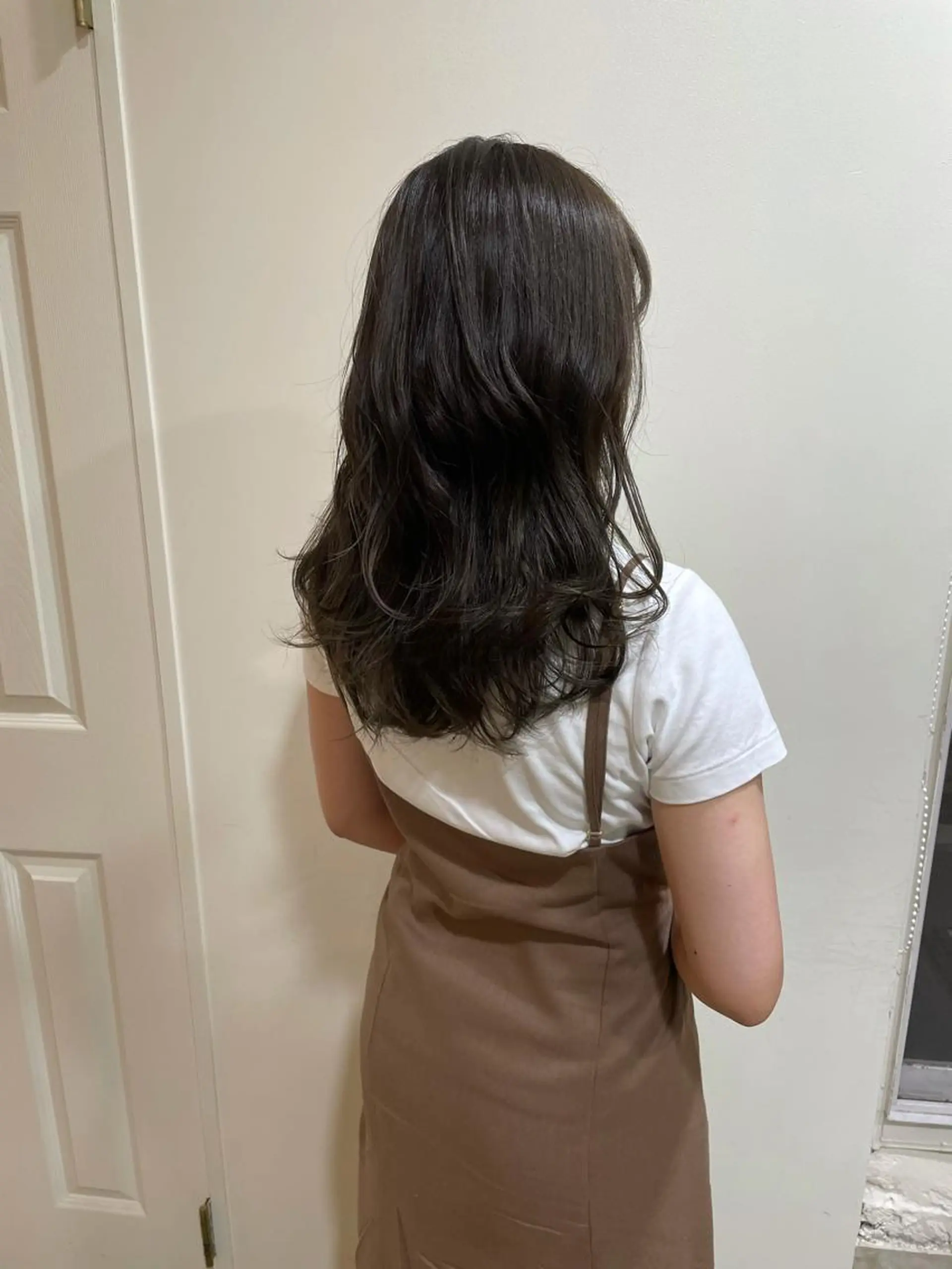 セミロング カラー カット ヘアカラー トリートメント MIOベージュカラー 柔らかいカラーのヘアスタイル