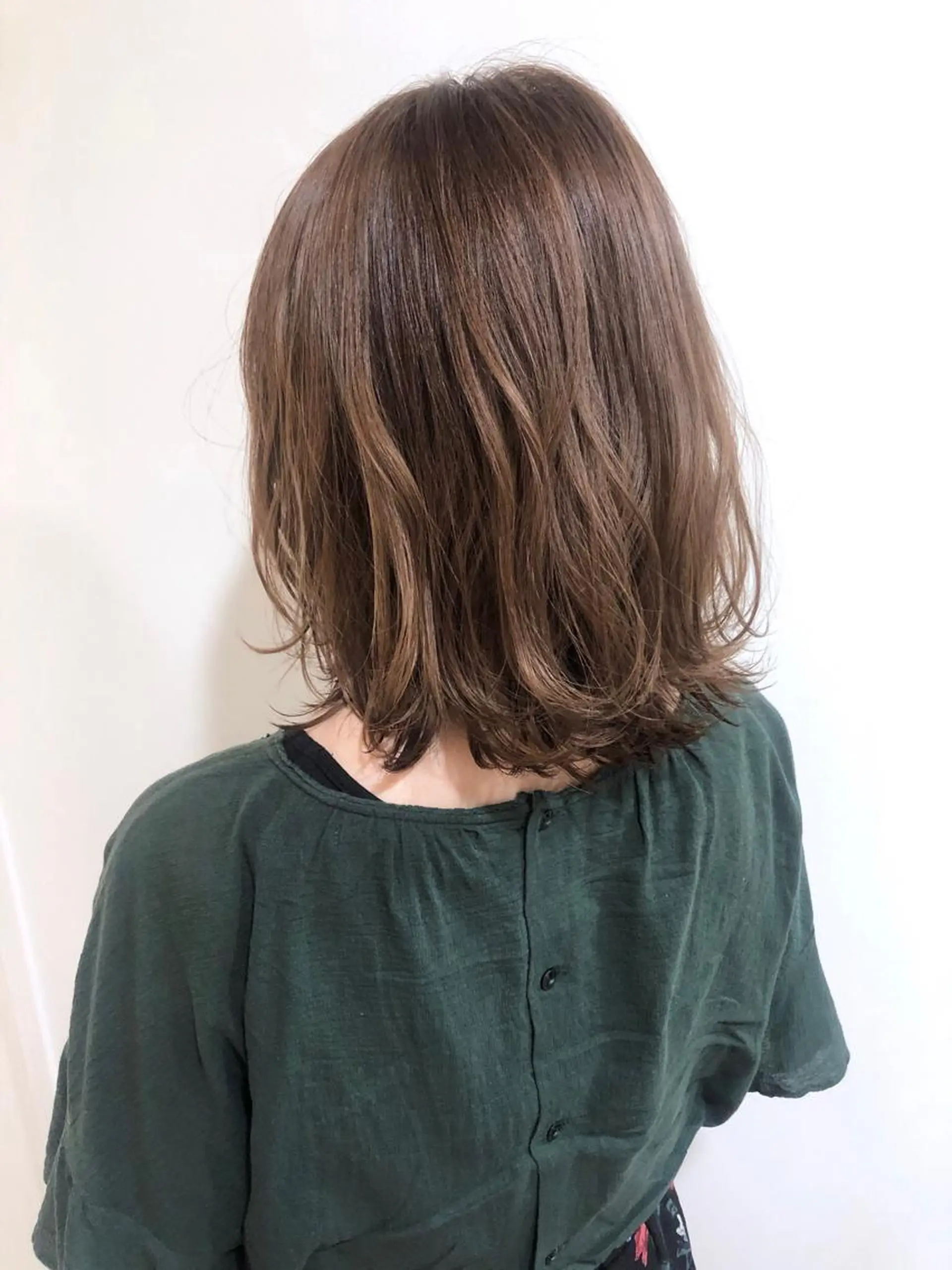 ショート カラー MIOベージュカラー 柔らかいカラーのヘアスタイル