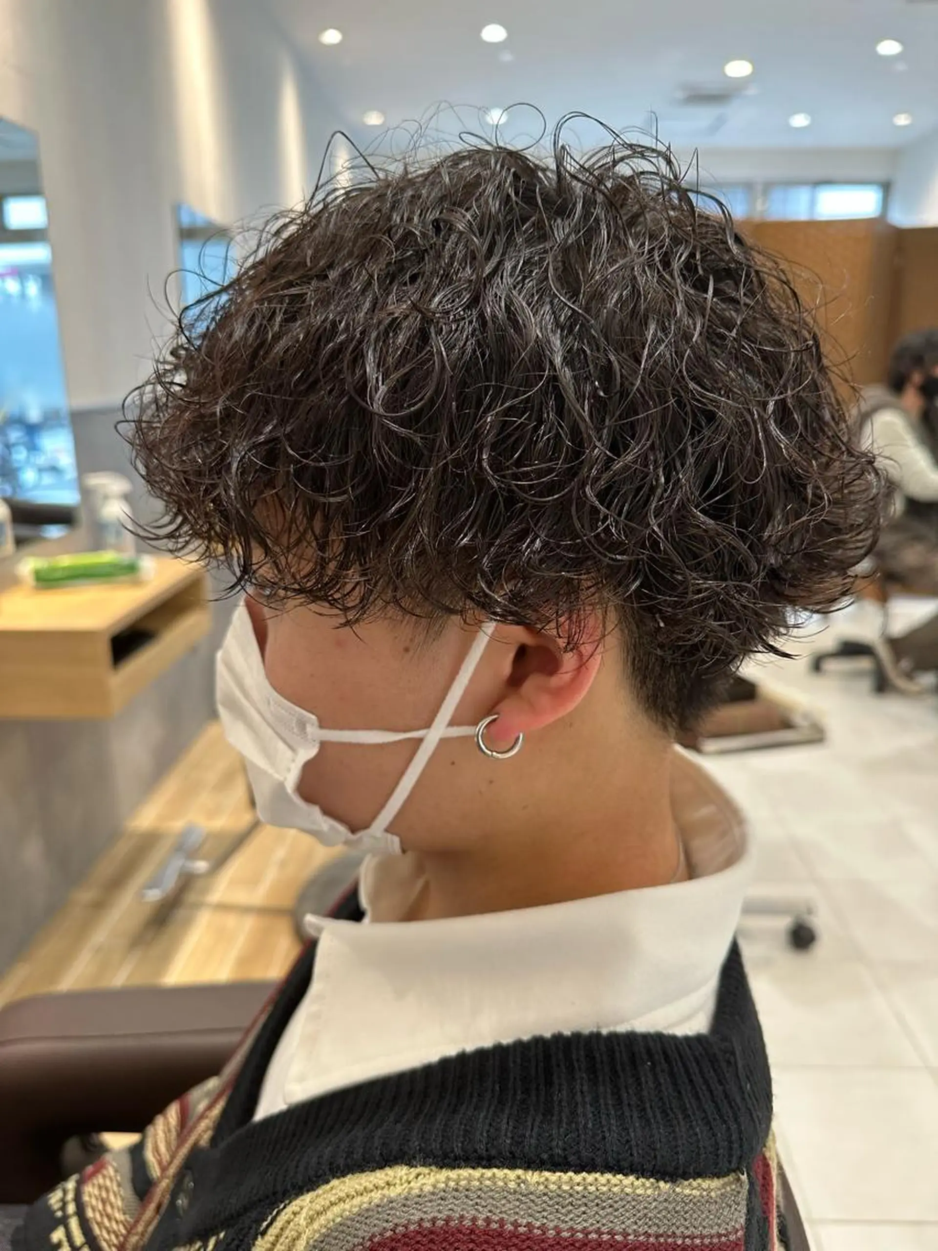 ミディアム パーマ メンズ ミディアムパーマ フェードカット メンズパーマ 波巻きパーマ スパイラルパーマ 💈メンズ特化 美容師サキ💈のヘアスタイル