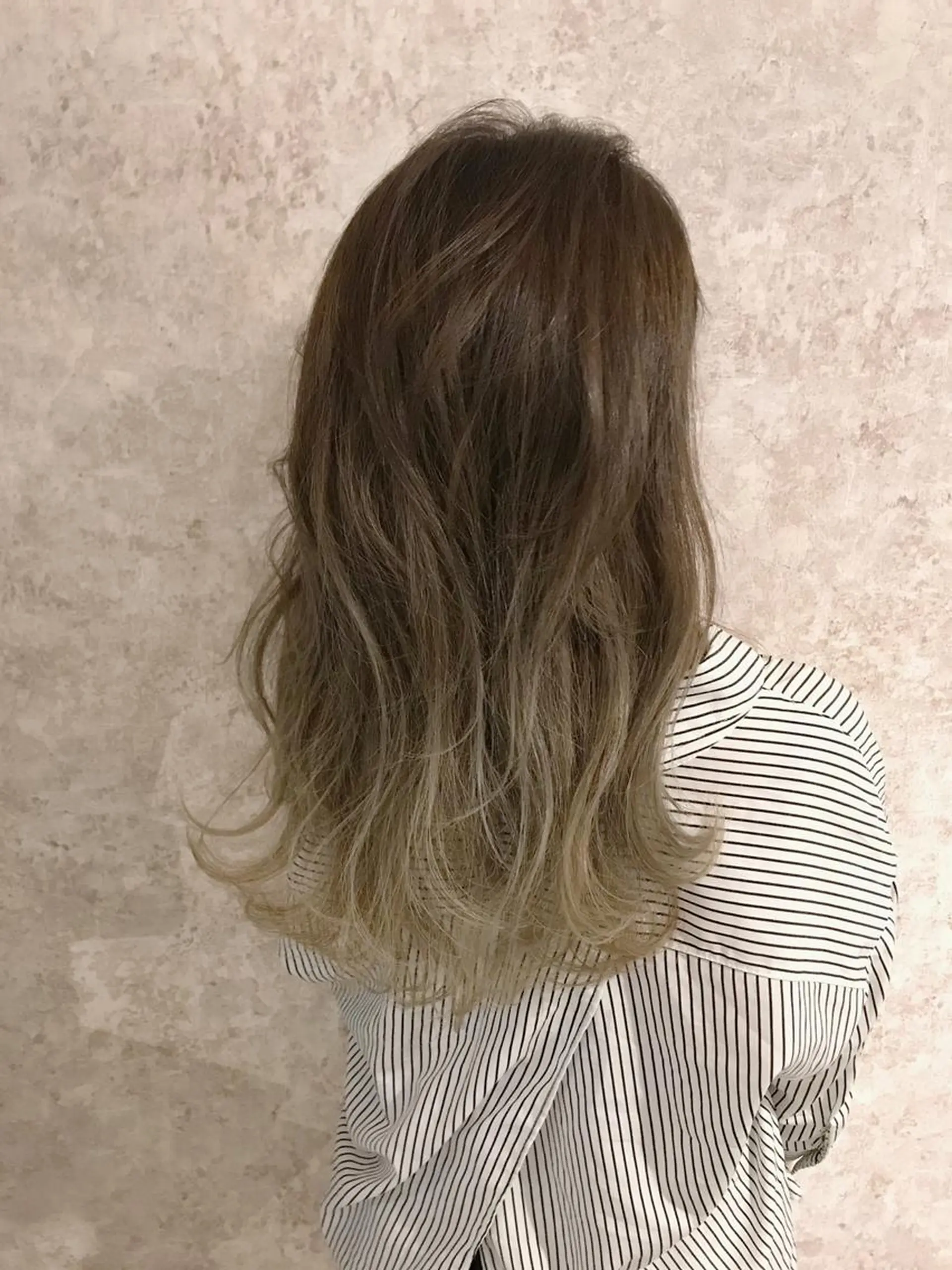 ミディアム due hair 京都駅前店 MILBON オージュア認定サロン【デューヘアー】所属・ハイトーンブリーチ 土坂　由志【京都】のヘアスタイル
