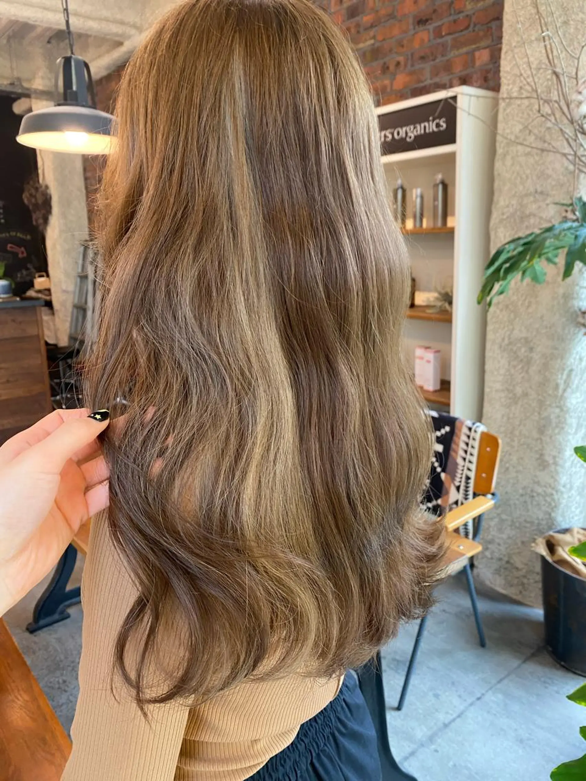 セミロング カラー ベージュカラー インナーカラー ホワイトベージュ the BRIDGE 加藤みのりのヘアスタイル