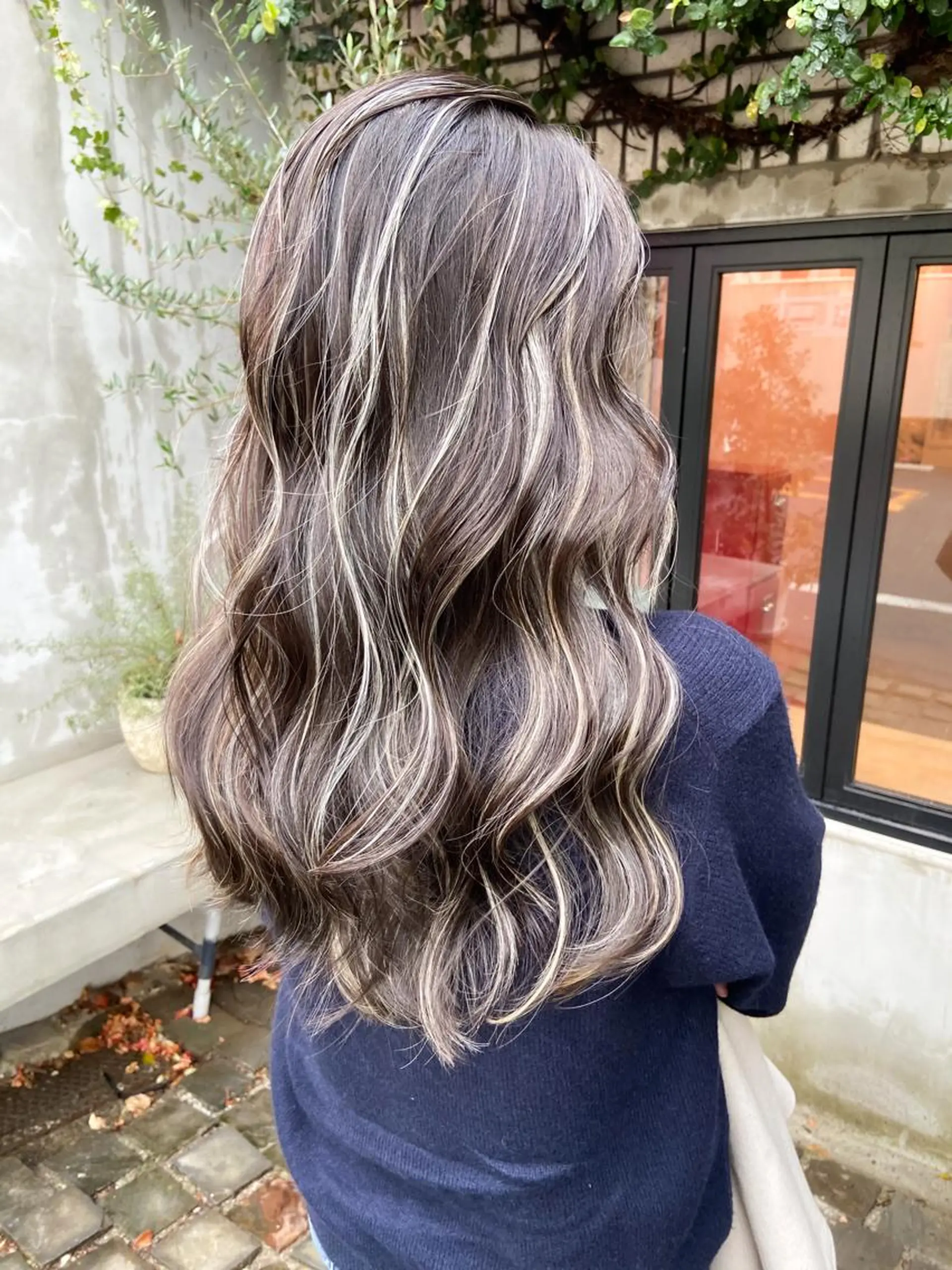 セミロング 白いハイライト🤍 タナカリョウスケのヘアスタイル