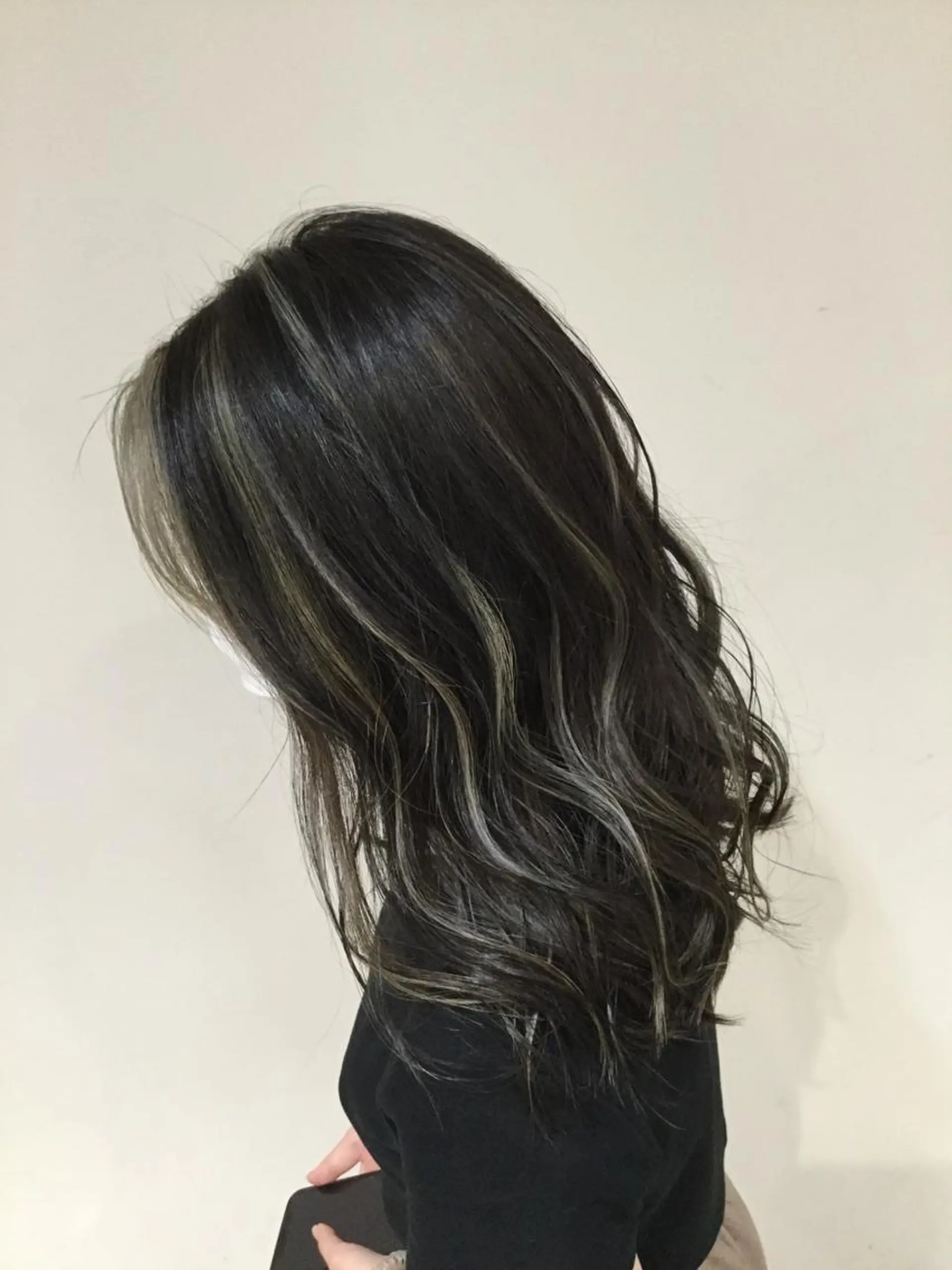 ミディアム カラー アッシュ アッシュグレー アッシュグレージュ バレイヤージュ ミストバング AMI Hair  supply所属・髪質改善カラー 韓国風レイヤーのヘアスタイル