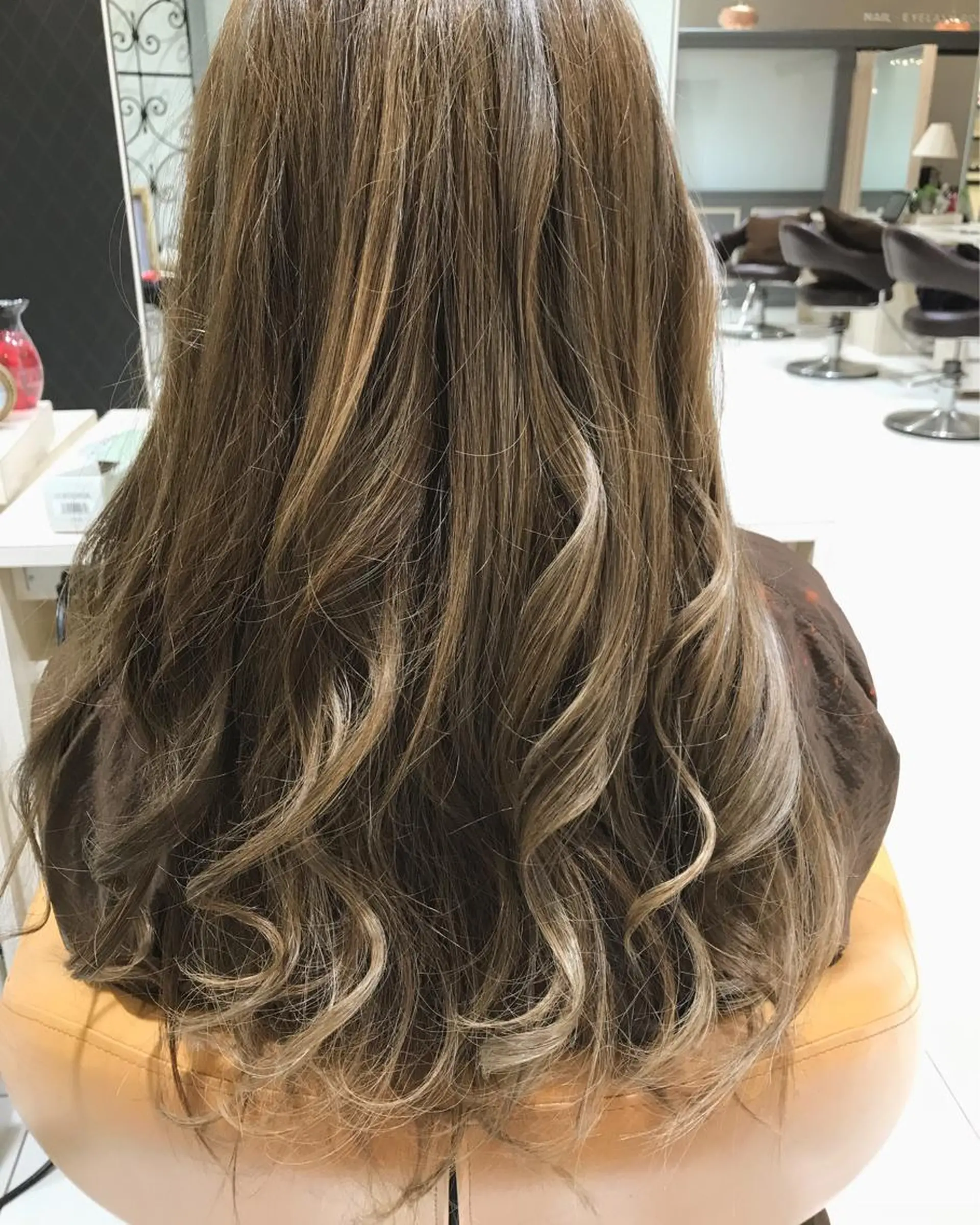 セミロング カラー アッシュ ベージュカラー ハイライトカラー ハイトーンカラー ハイライト ヘアカラー トリートメント 豊田 恭平のヘアスタイル