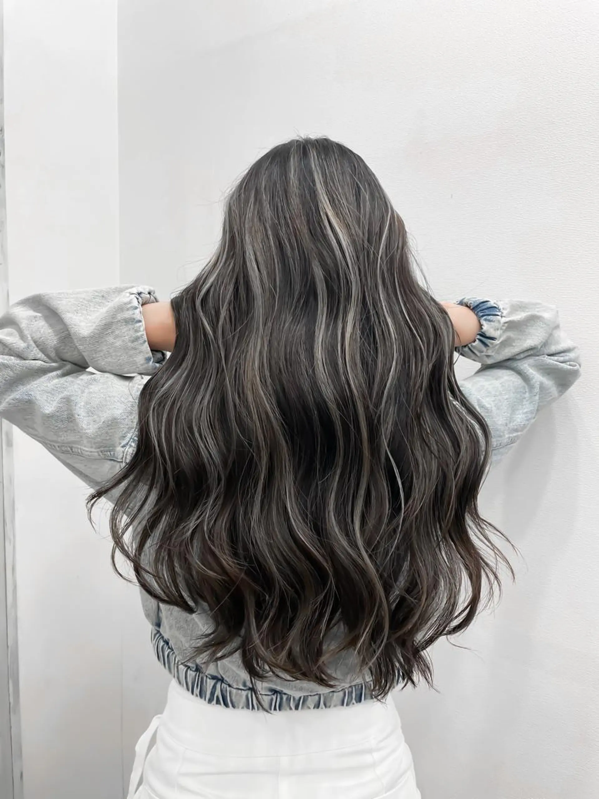 ロング 白いハイライト🤍 タナカリョウスケのヘアスタイル