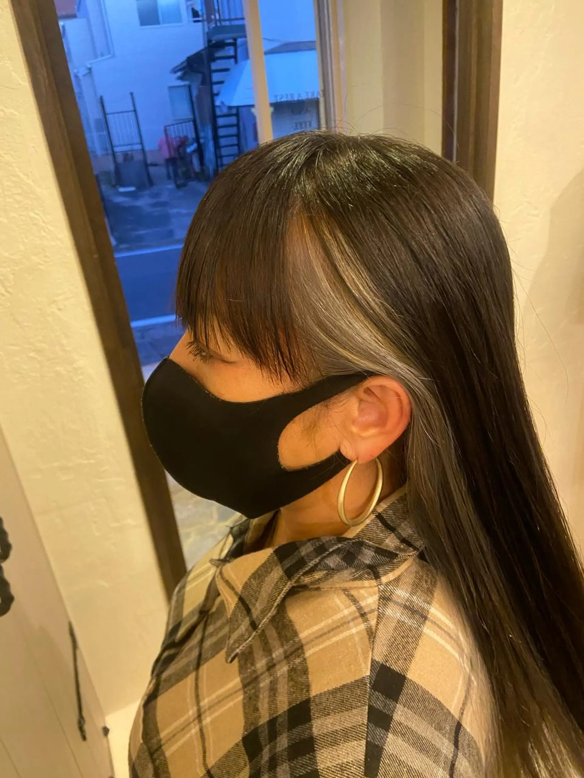 カラー シルバー ホワイトシルバー Cheri Cherie所属・井上 歩美のヘアスタイル