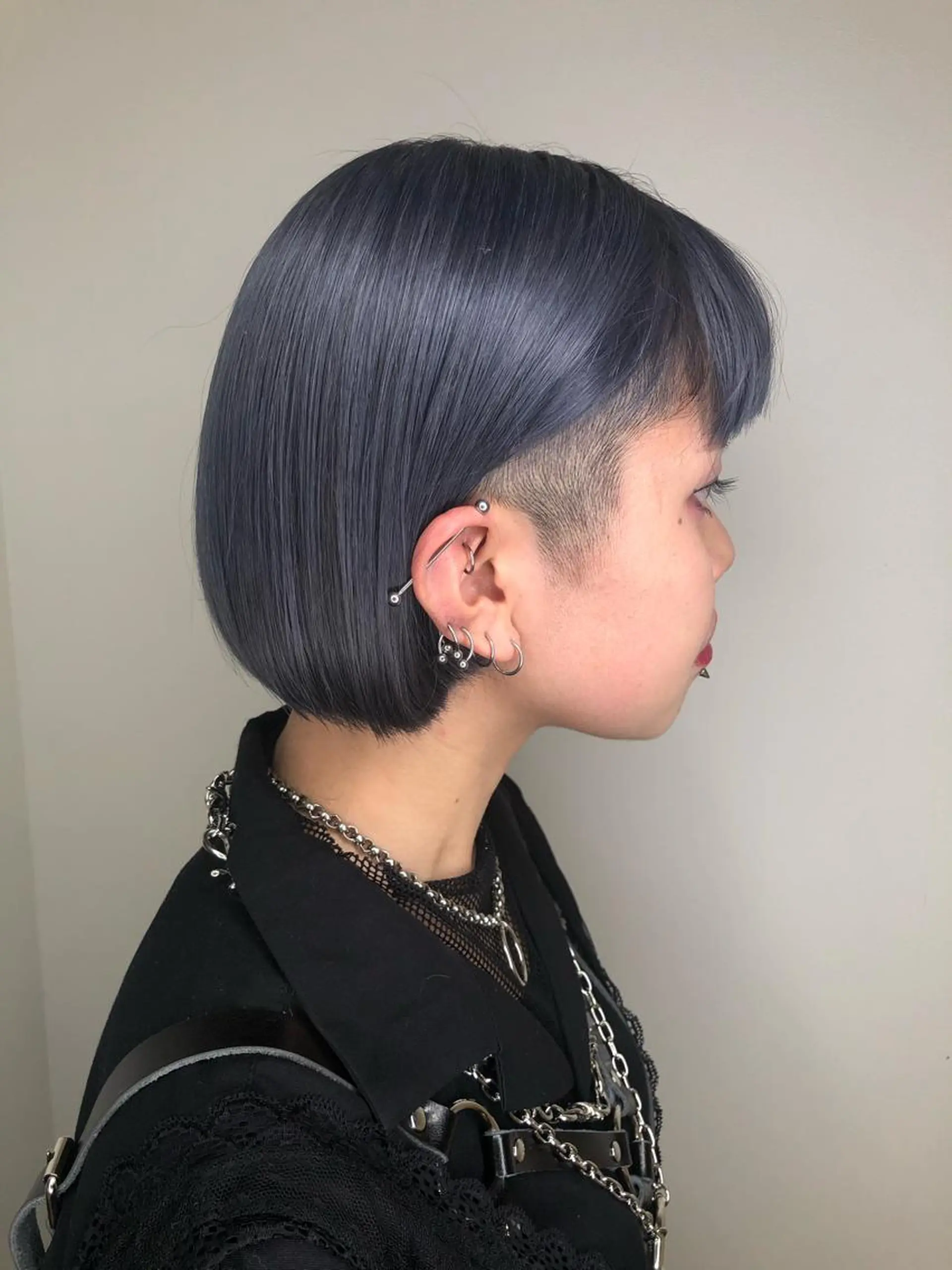 カラー ウルフカット／吉村 桃子のヘアスタイル