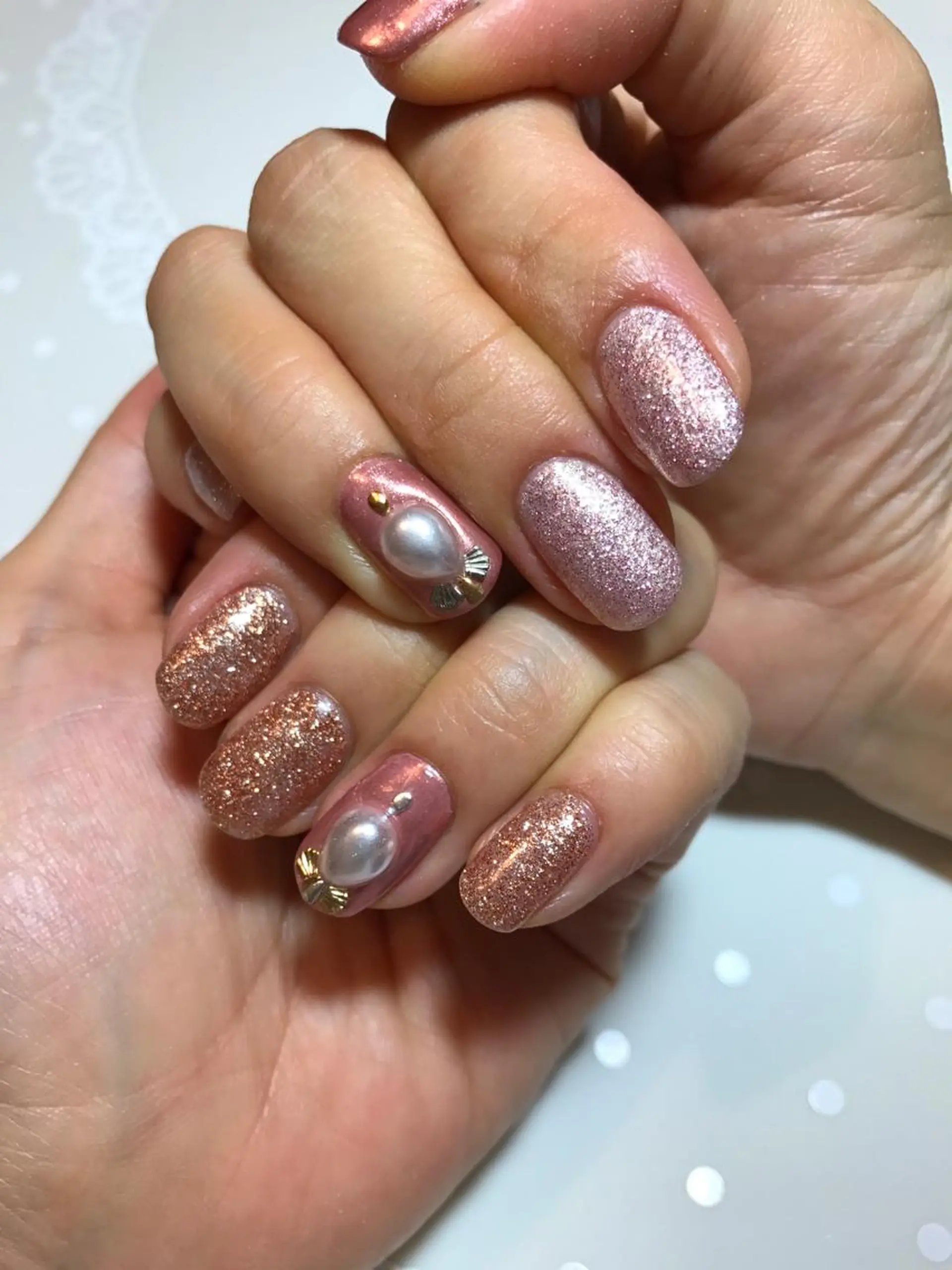 ネイル キラキラネイル ラメ(グリッター) ミラーネイル ピンク atelier chic+所属・atelier chic+のネイルデザイン