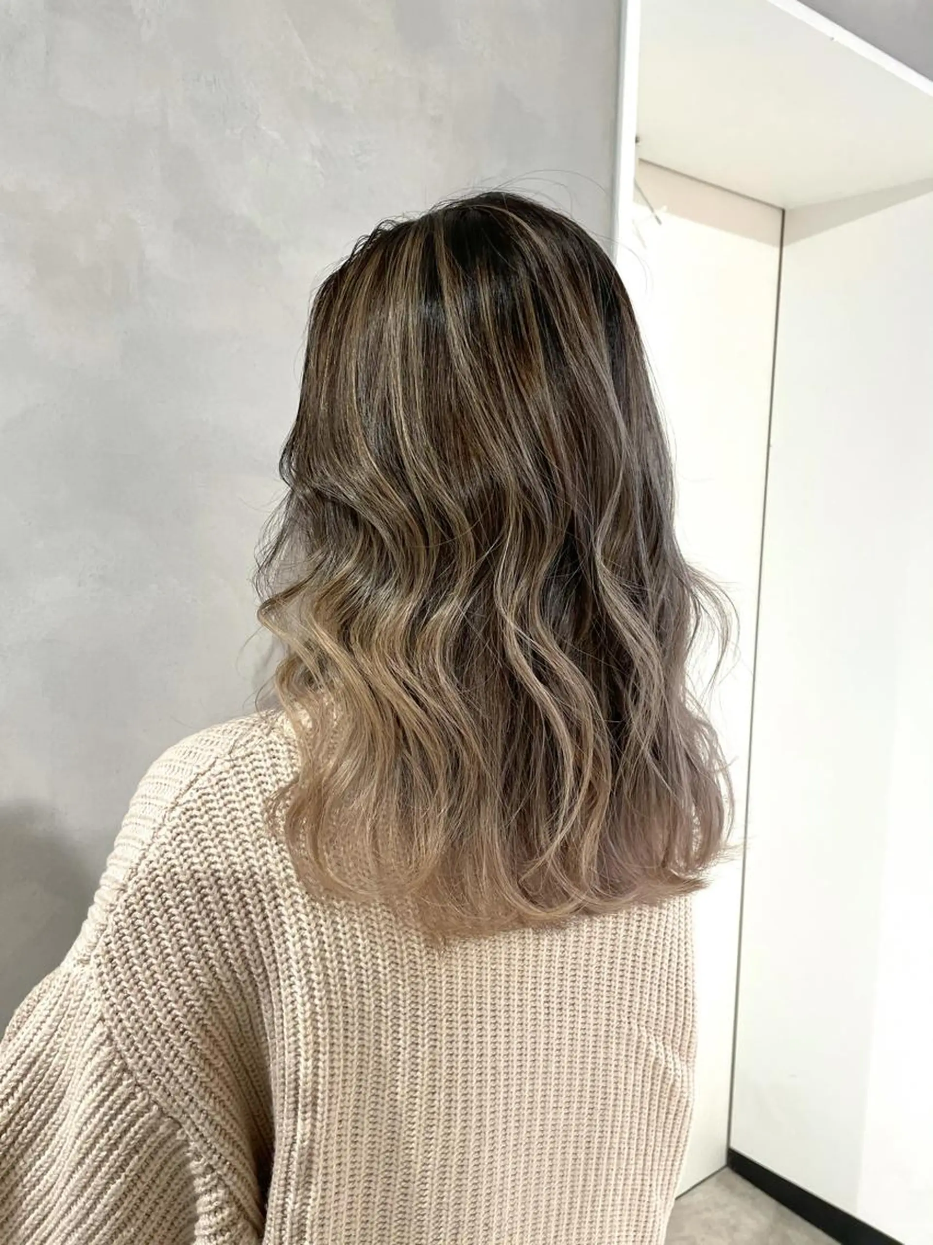 ミディアム カラー カット・ブリーチ TAIGAのヘアスタイル