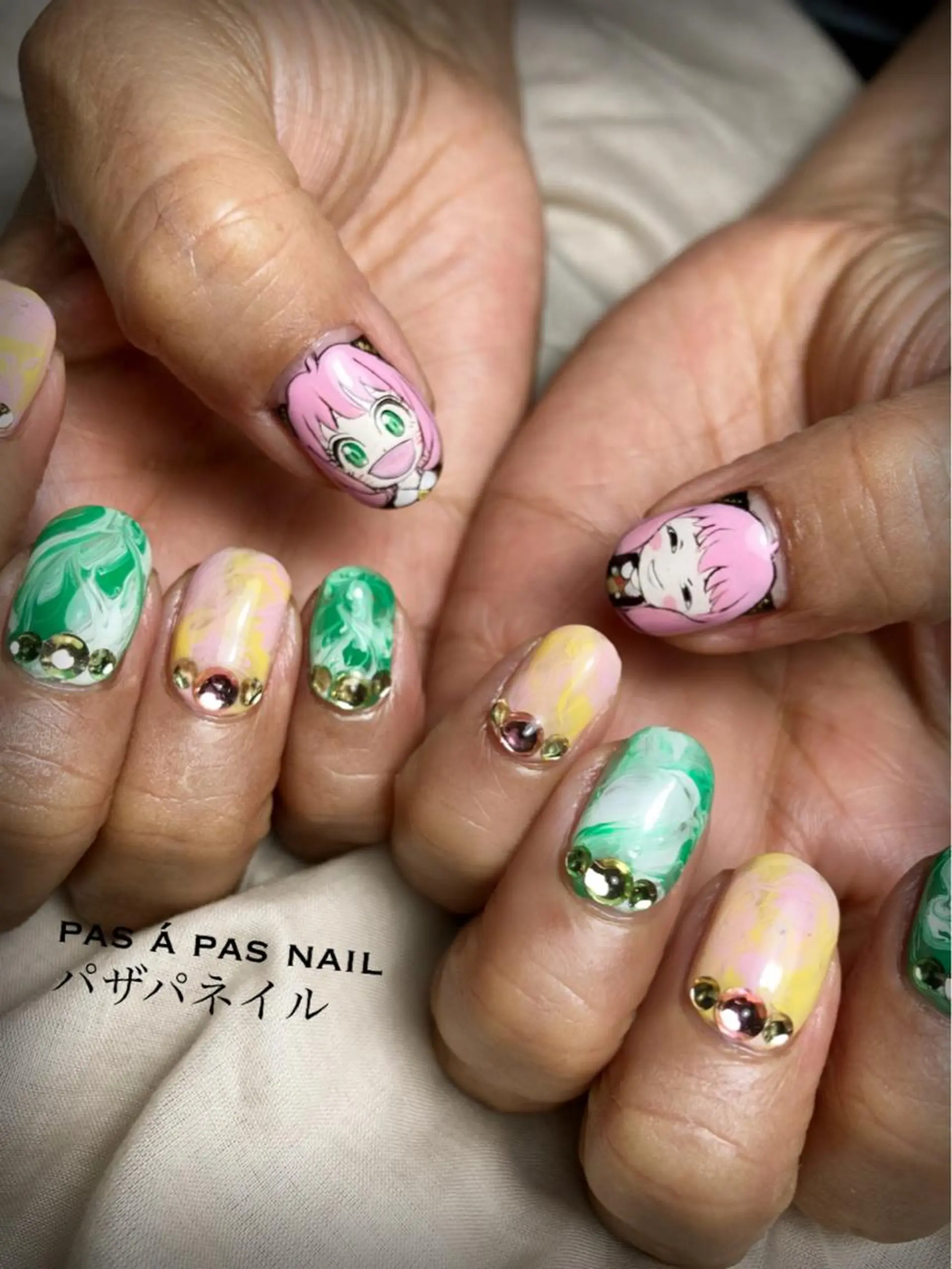 ネイル Yakko pas á pasのネイルデザイン