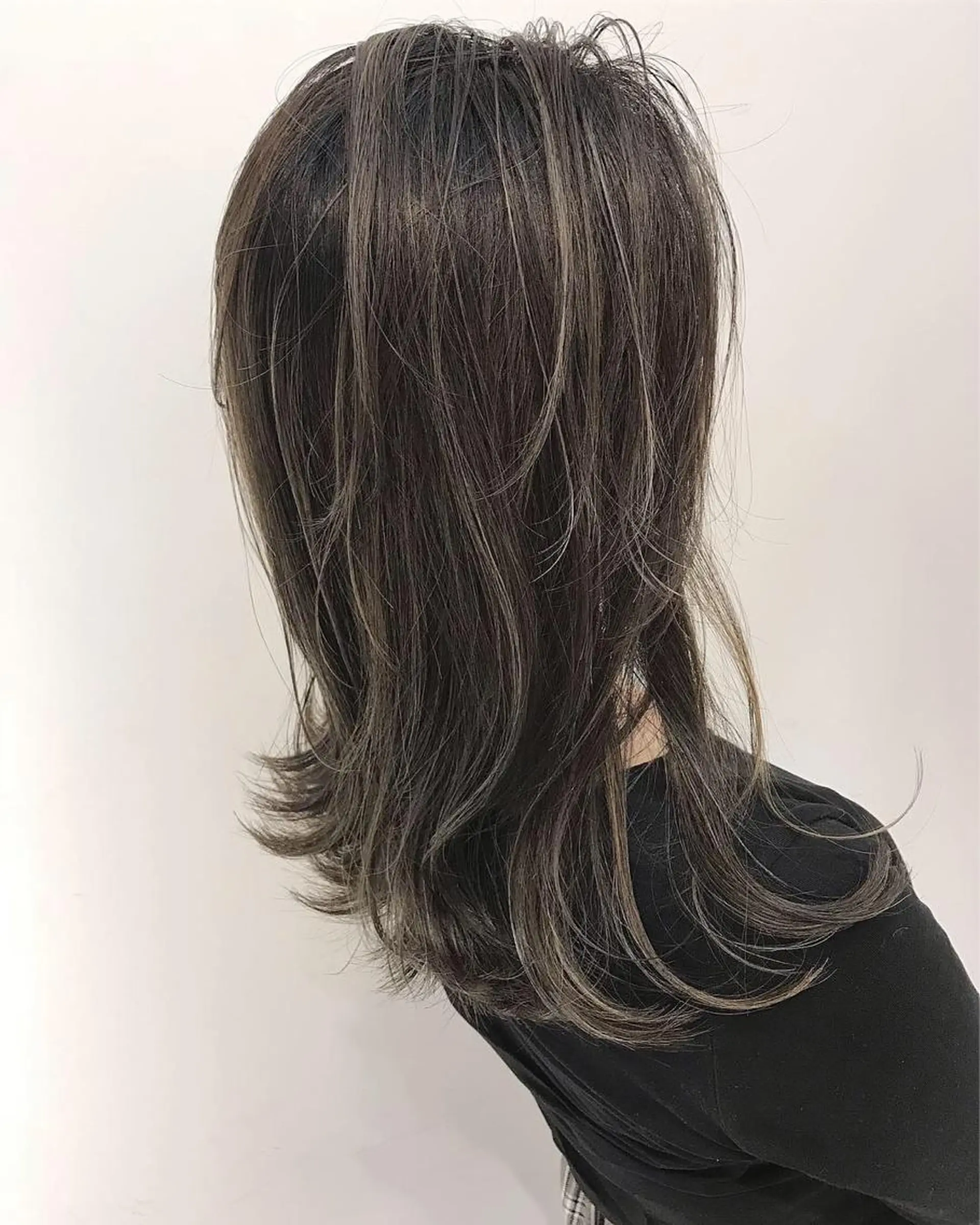 ミディアム カラー ミディアムパーマ アディクシーカラー バレイヤージュ ベージュカラー ブリーチ ヘアカラー トリートメント 髪質改善・艶髪特化 木村侑平のヘアスタイル