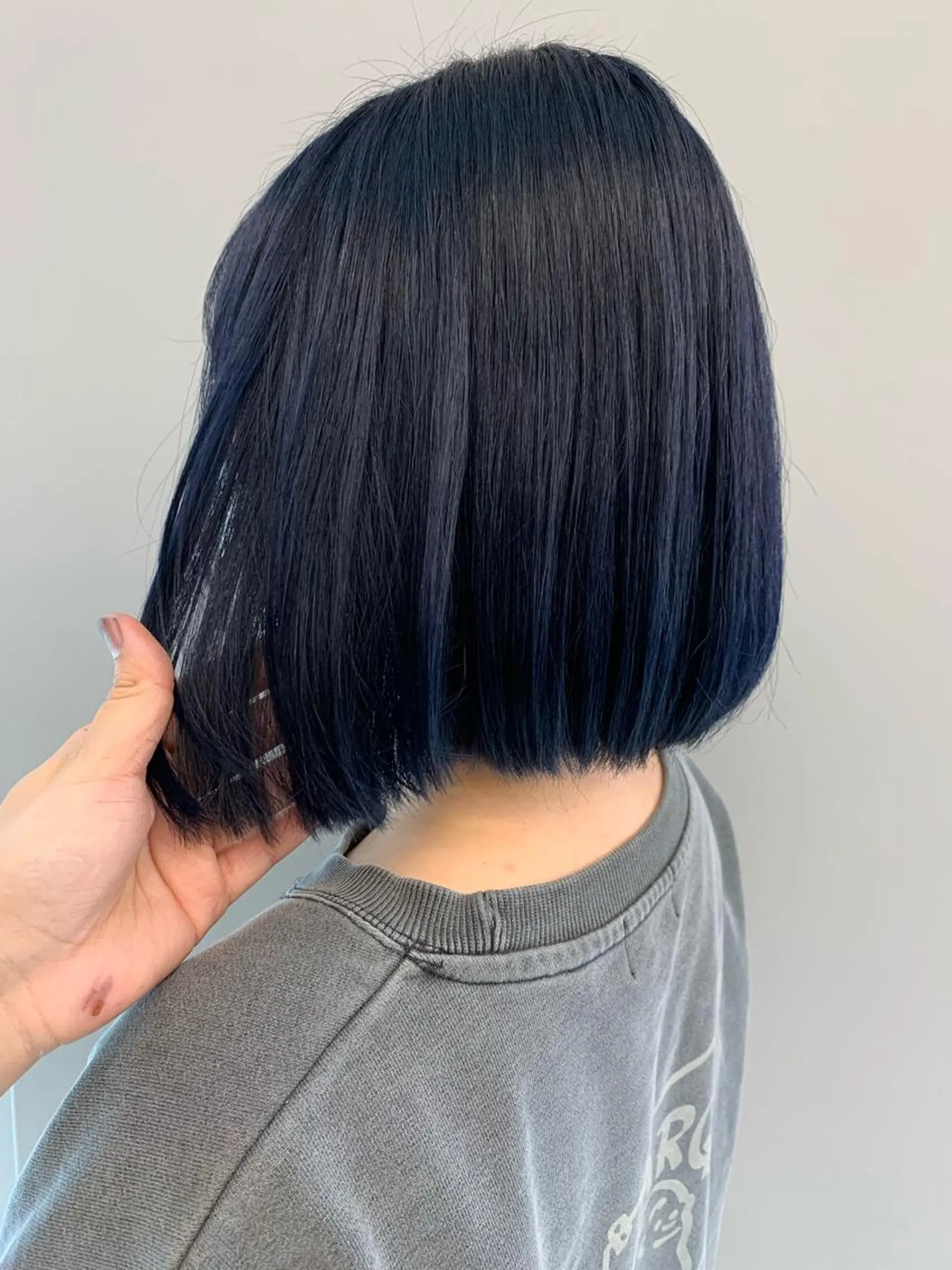 ショート カラー 黒髪 ブルーカラー ブルーブラック ヘアカラー theF___ yukoのヘアスタイル