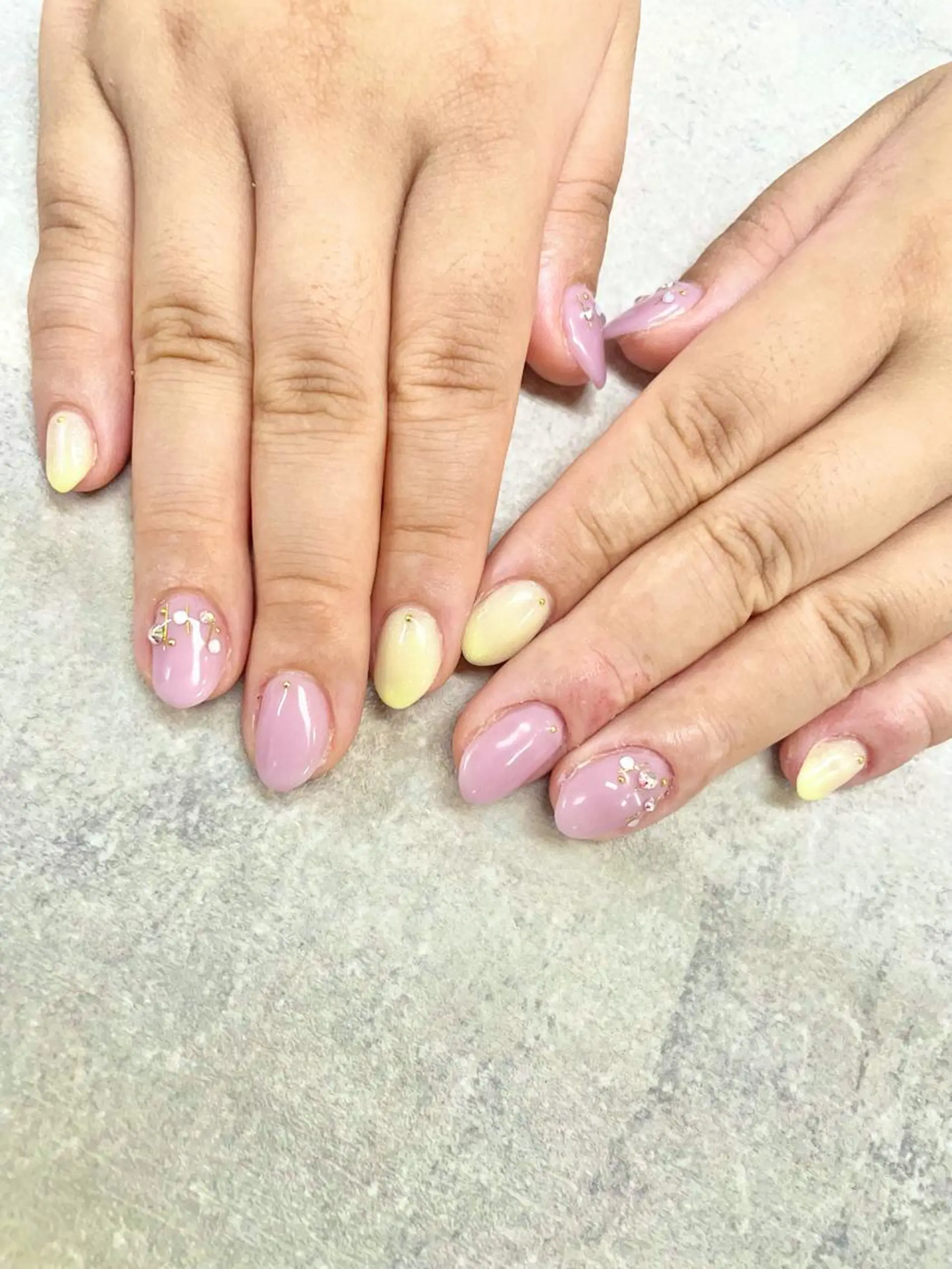 ネイル パープル 黄色 ハンドネイル FASTNAIL PLUS 新宿店のネイルデザイン