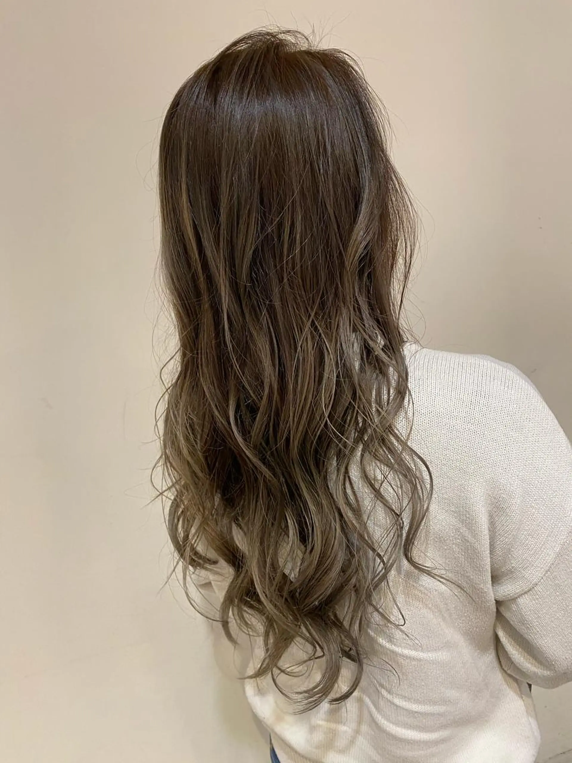 セミロング カラー アッシュ アッシュグレー アッシュグレージュ バレイヤージュ ベージュカラー AMI Hair  supply所属・髪質改善カラー 韓国風レイヤーのヘアスタイル