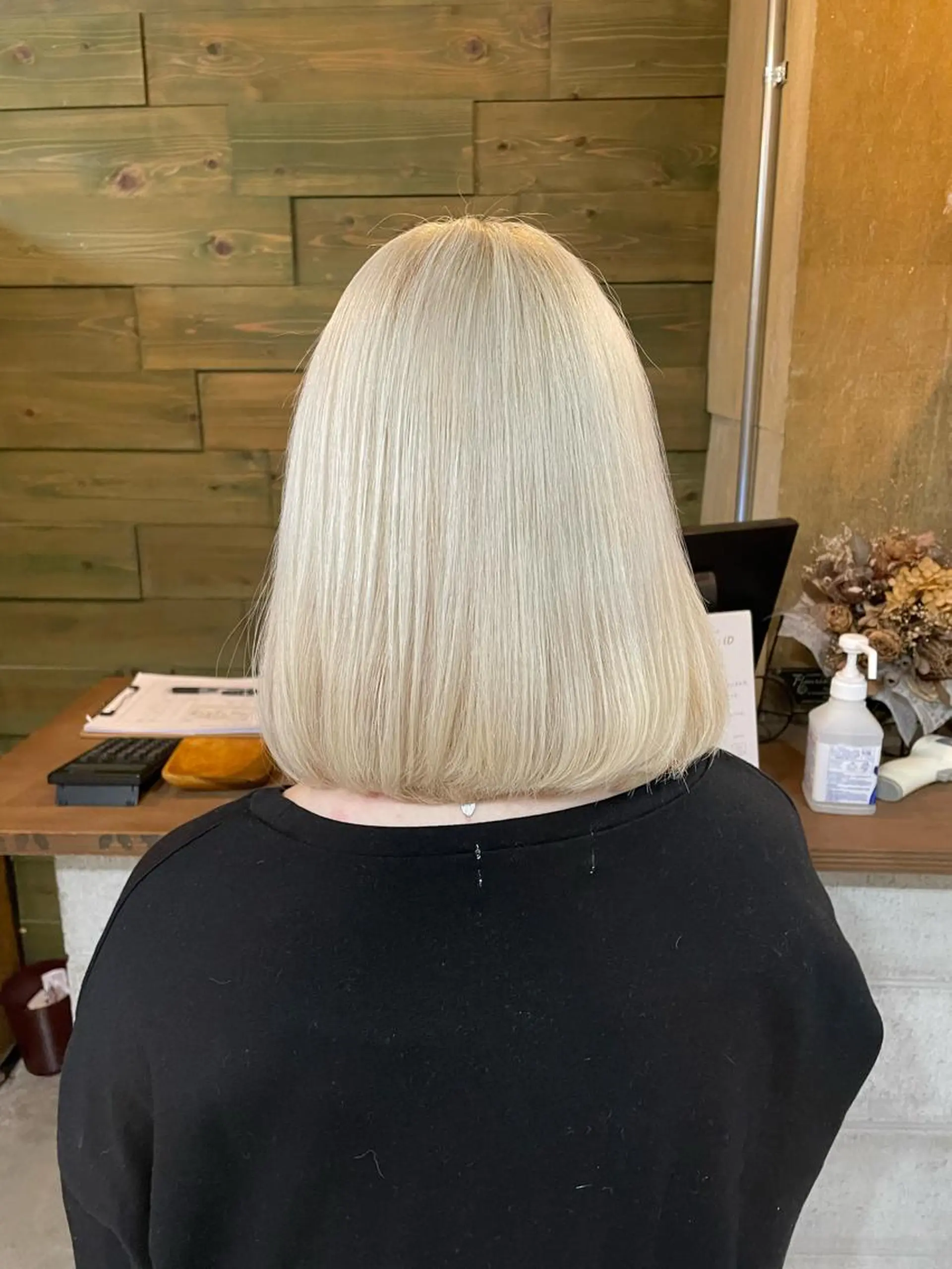 ショート カラー ブリーチ ブロンド ハイトーンカラー uru"所属・uru" すずきさゆりのヘアスタイル