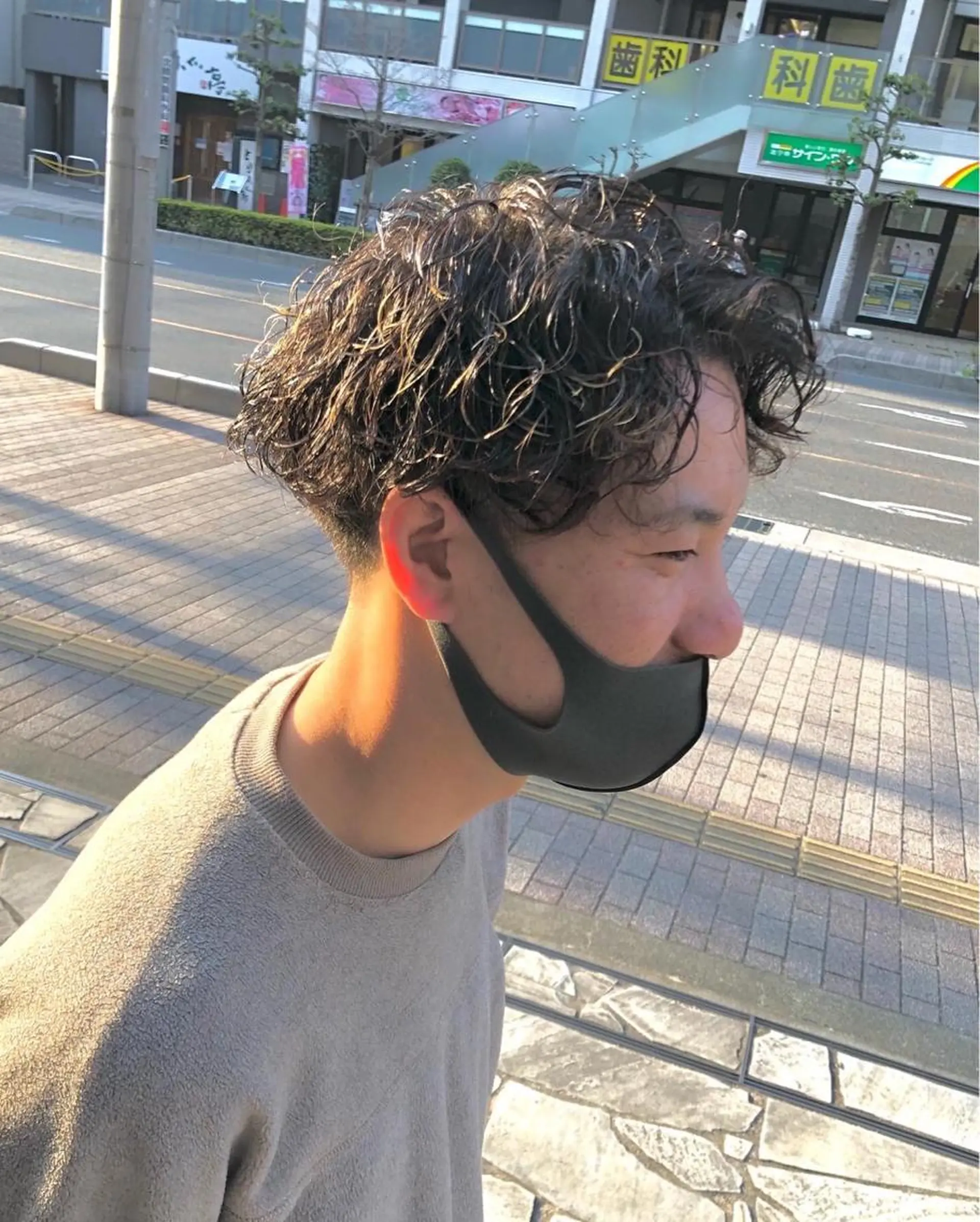 ショート カラー パーマ メンズ センターパート メンズパーマ メンズツイストパーマ ツーブロック 刈り上げ SHUHEY💎 髪質改善✨のヘアスタイル