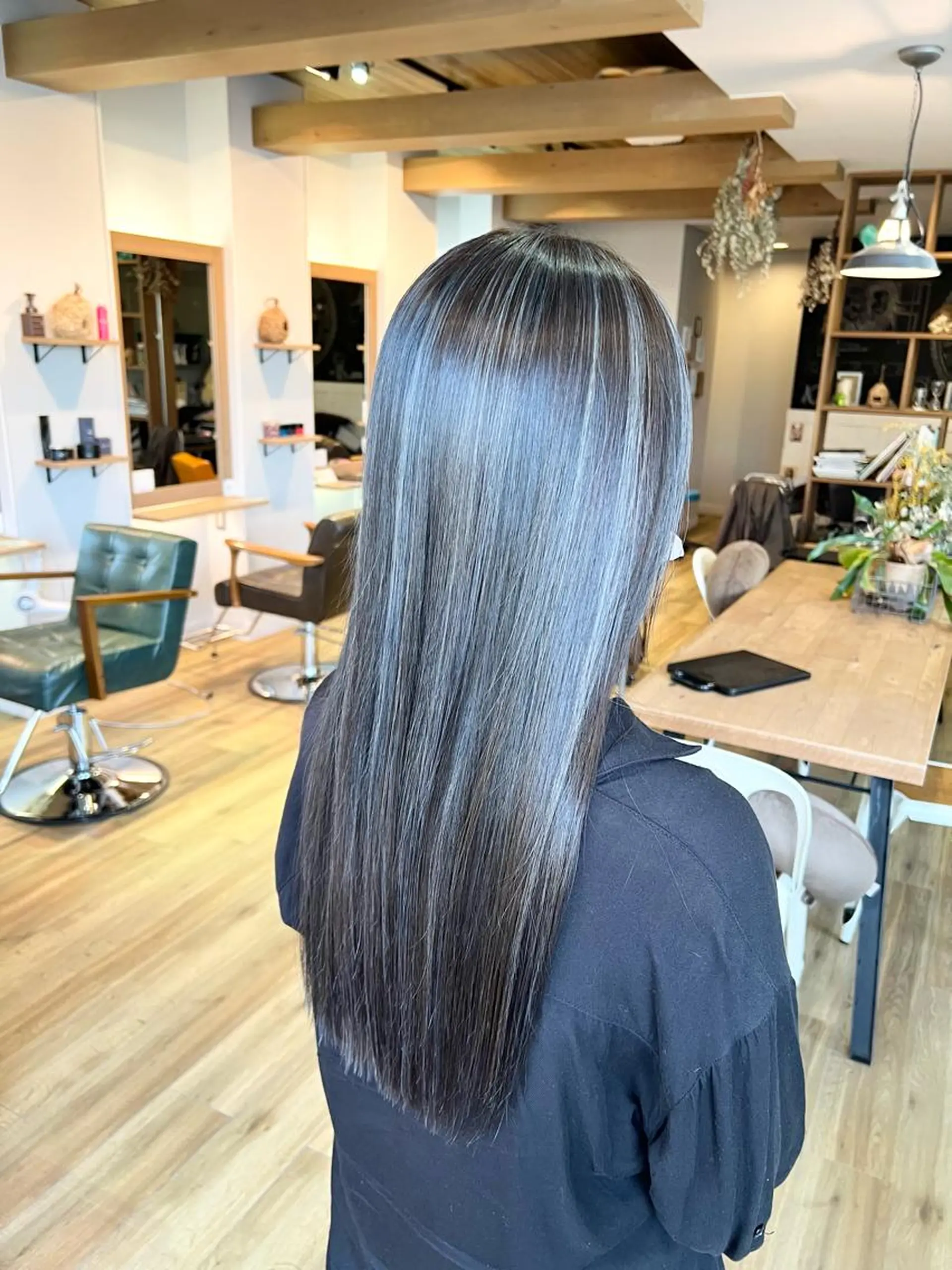 ロング カラー アッシュ アッシュグレー ハイライトカラー ハイライト ヘアカラー トリートメント 堀 望美のヘアスタイル