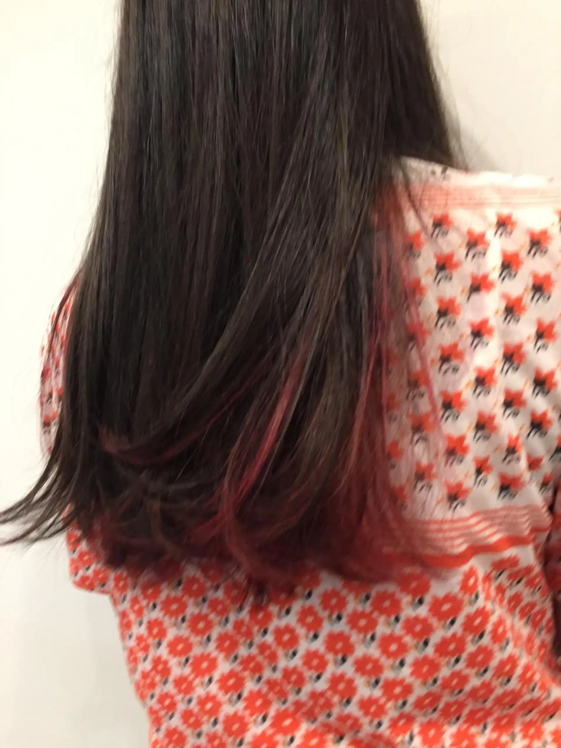 セミロング カラー ブリーチ ハイライトカラー インナーカラー レッドカラー ハイライト ニシムラ コウイチのヘアスタイル