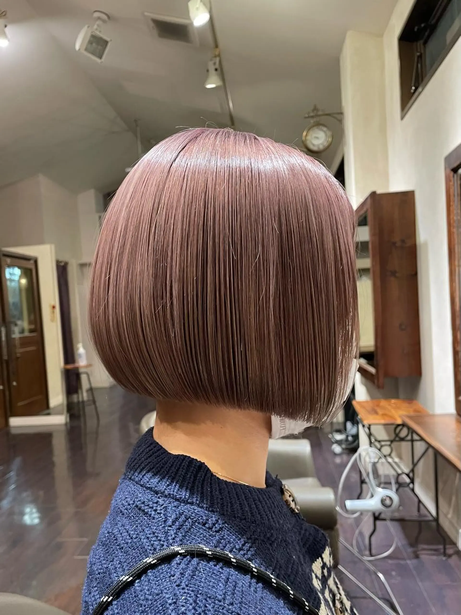 ショート カラー ベージュカラー ハイトーンカラー ピンクカラー ピンクベージュ ボブ roost 優のヘアスタイル